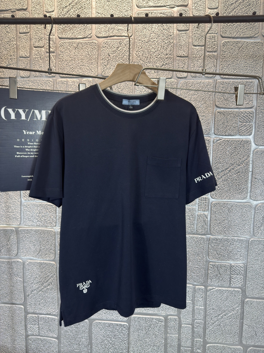 NO:493667,Prada* Prada 25 spring and summer classic short-sleeved work, exquisite craftsmanship counter fabric, top-level elements fusion, classic short-sleeved 3 standards, trendy men's fashion, whether it is the comfort of the upper body or it is incomparable, it can be said to be a must-have for summer three colors, code M-4XL, 200 catties, prada, prada, T-shirt, alexander wang19860909Prada*普拉达 25春夏经典之作短袖,精致工艺专柜面料,顶级元素融合打造,经典短袖3标齐全,潮男时尚,无论是上身舒适度还是都是无可比拟的存在,可以说是夏日必备 三色 码数M-4XL 可穿200斤,,prada,prada,T-shirt,alexander wang,Men's clothing