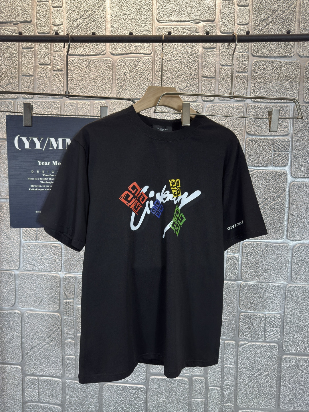 NO:493679,Givenchy* Givenchy 2025 spring and summer counter letter thread embroidered short sleeves, exquisite craftsmanship counter fabric, top-level elements fusion, classic short sleeve 3 specifications, trendy men's fashion, both in the comfort of the upper body and incomparable existence Two-color S-2XL, given, given, given, given, T-shirt, alexander wang19860909Givenchy*纪梵希 2025春夏专柜字母线绣短袖,.精致工艺专柜面料,顶级元素融合打造,经典短袖3标齐全,潮男时尚,无论是上身舒适度还是都是无可比拟的存在 二色 码数S-2XL,,givenchy,givenchy,T-shirt,alexander wang,Men's clothing