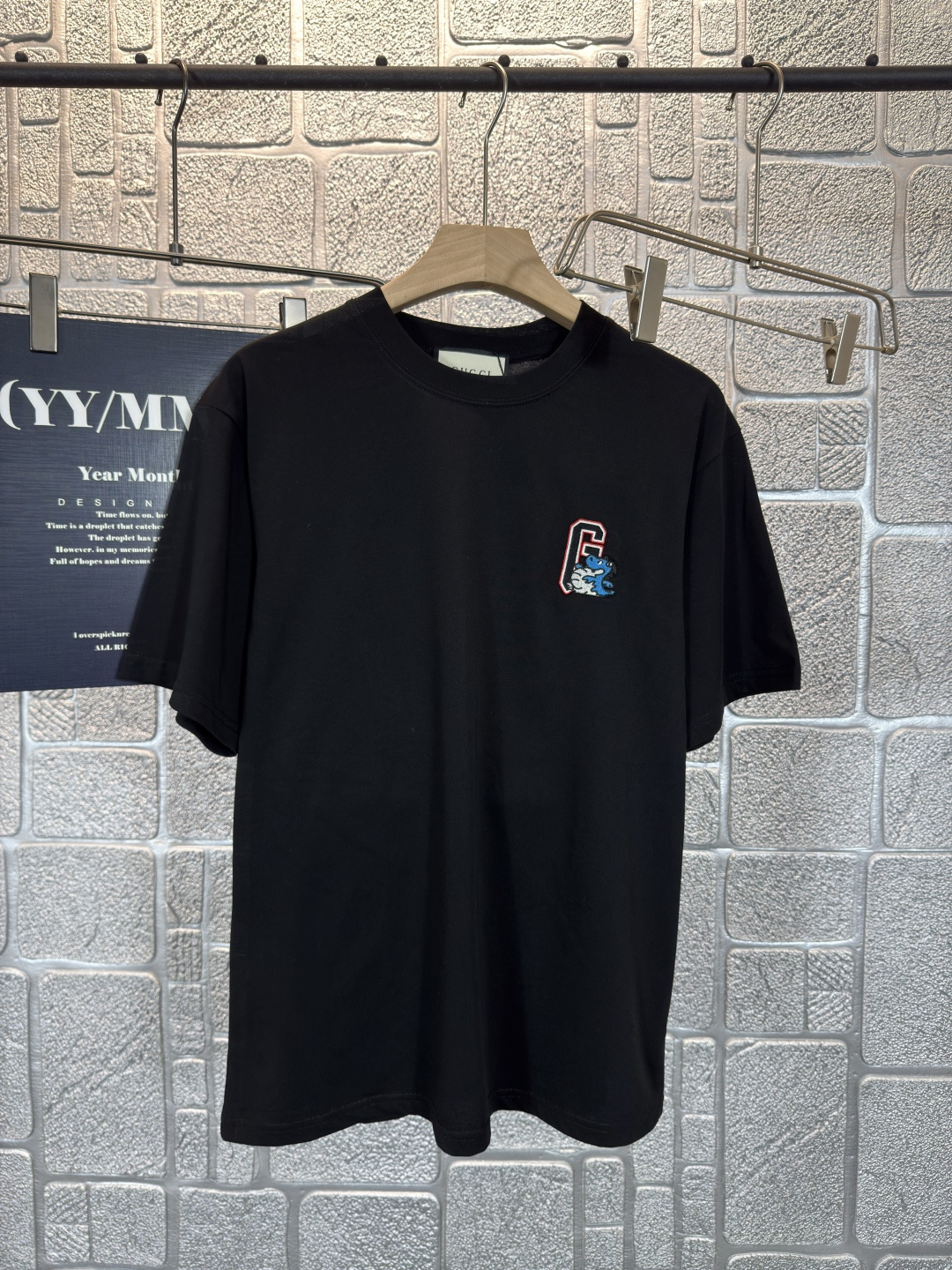 NO:493618,Gucci*Gucci 2025 spring and summer chest logo embroidered short sleeves, exquisite craftsmanship counter fabric, top-level elements fusion, classic short sleeves 3 specifications, trendy men's fashion, both in the comfort of the upper body and incomparable existence Two-color S-2XL, gucci, gucci, T-shirt, alexander wang19860909Gucci*古驰 2025春夏胸前Logo刺绣短袖,.精致工艺专柜面料,顶级元素融合打造,经典短袖3标齐全,潮男时尚,无论是上身舒适度还是都是无可比拟的存在 二色 码数S-2XL,,gucci,gucci,T-shirt,alexander wang,Men's clothing