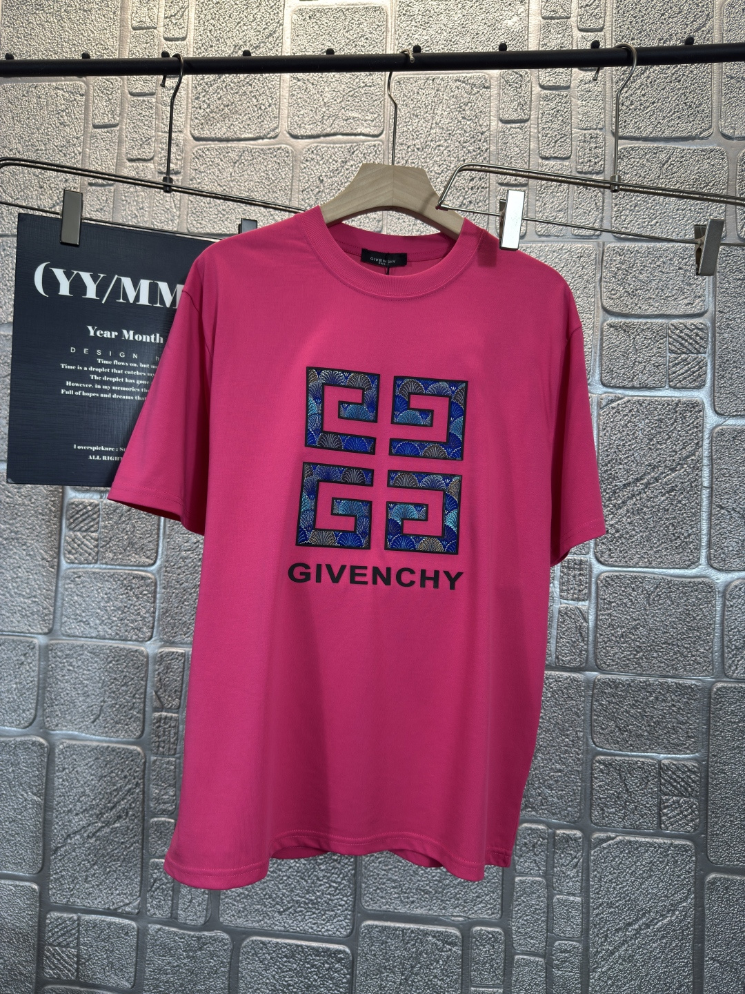 NO:493626,Givenchy* Givenchy 2025 spring and summer chest printed short sleeves, exquisite craftsmanship counter fabric, top-level elements fusion, classic short sleeves 3 standards, trendy men's fashion, whether it is the comfort of the upper body or it is incomparable. Three colors S-2XL, given, given, given, T-shirt, alexander wang19860909Givenchy*纪梵希 2025春夏胸前印花短袖,.精致工艺专柜面料,顶级元素融合打造,经典短袖3标齐全,潮男时尚,无论是上身舒适度还是都是无可比拟的存在 三色 码数S-2XL,,givenchy,givenchy,T-shirt,alexander wang,Men's clothing