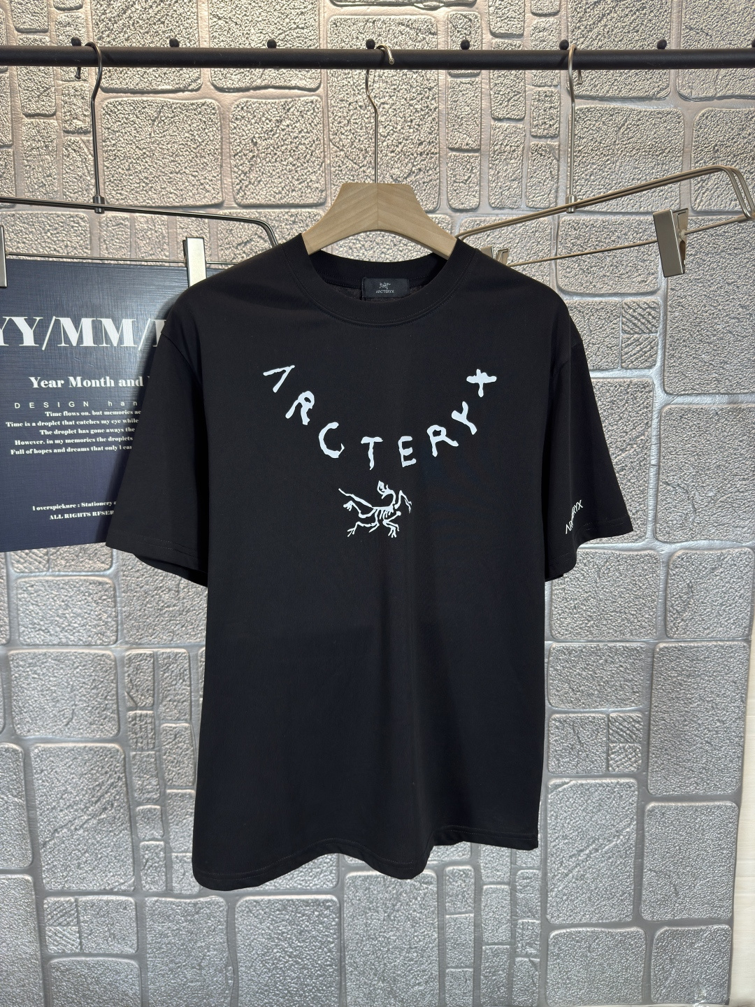 NO:493633,Archaeoptera bird 2025 spring and summer chest printed short sleeves, exquisite craftsmanship counter fabric, top-level elements fusion, classic short sleeves 3 standards, trendy men's fashion, both in the comfort of the upper body and incomparable existence Two-color S-2XL, arc'teryx, T-shirt, alexander wang19860909始祖鸟 2025春夏胸前印花短袖,.精致工艺专柜面料,顶级元素融合打造,经典短袖3标齐全,潮男时尚,无论是上身舒适度还是都是无可比拟的存在 二色 码数S-2XL,arc'teryx,T-shirt,alexander wang,Men's clothing