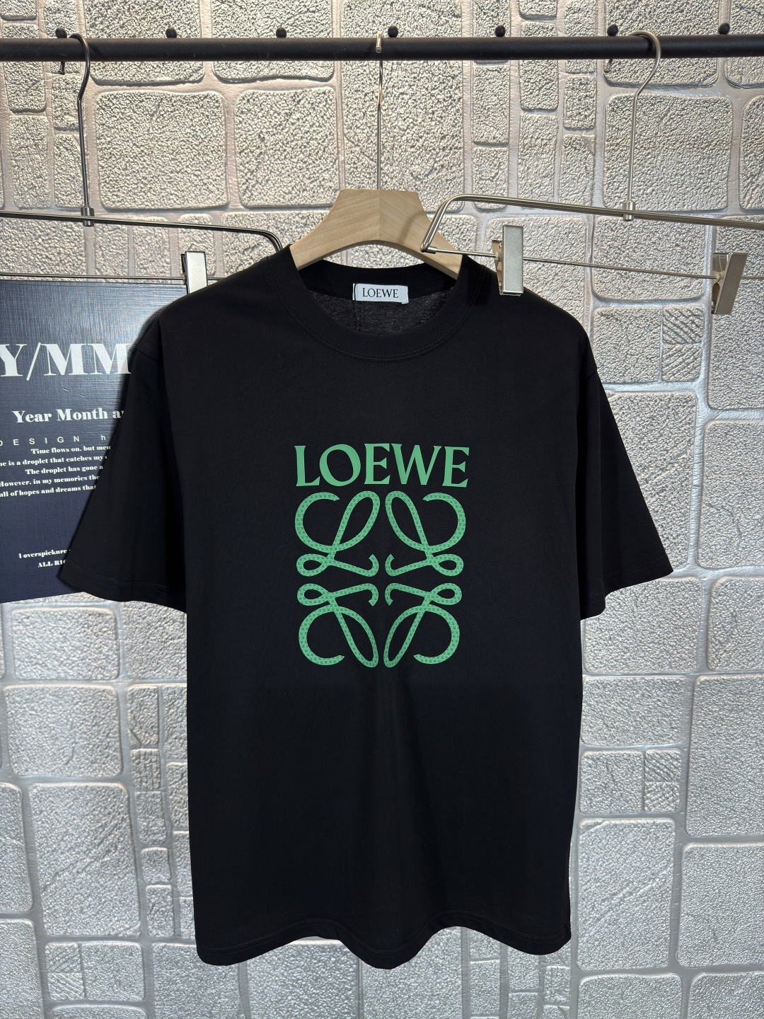 NO:493641,Loewe* Luo Yiwei 2025 spring and summer chest printed short sleeves, exquisite craftsmanship counter fabric, top-level elements fusion, classic short sleeves 3 standards complete, trendy men's fashion, whether it is the comfort of the upper body or the incomparable existence Two-color S-2XL, loewe, loewe, T-shirt, alexander wang19860909Loewe*罗意威 2025春夏胸前印花短袖,.精致工艺专柜面料,顶级元素融合打造,经典短袖3标齐全,潮男时尚,无论是上身舒适度还是都是无可比拟的存在 二色 码数S-2XL,,loewe,loewe,T-shirt,alexander wang,Men's clothing