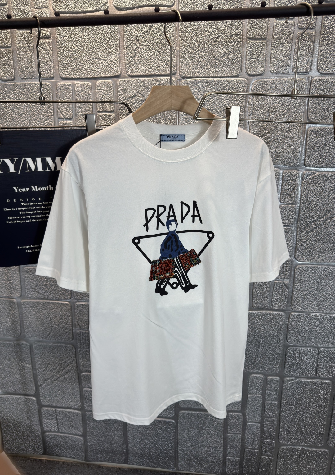 NO:493677,Pr*Prada 2025 spring and summer chest printed short sleeves, exquisite craftsmanship counter fabric, top-level elements fusion, classic short sleeves 3 standards complete, trendy men's fashion, whether it is the comfort of the upper body or the incomparable existence Three colors S-2XL, prada, T-shirt, alexander wang19860909Pr*普拉达 2025春夏胸前印花短袖,.精致工艺专柜面料,顶级元素融合打造,经典短袖3标齐全,潮男时尚,无论是上身舒适度还是都是无可比拟的存在 三色 码数S-2XL,,prada,T-shirt,alexander wang,Men's clothing