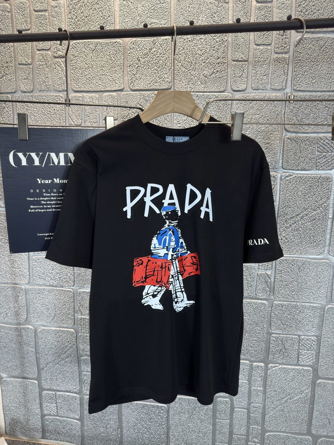 NO:493671,Prada*Prada 2025 spring and summer chest printed short sleeves, exquisite craftsmanship counter fabric, top-level elements fusion, classic short sleeves 3 standards complete, trendy men's fashion, whether it is the comfort of the upper body or the incomparable existence. Two-color S-2XL, prada, prada, T-shirt, alexander wang19860909Prada*普拉达 2025春夏胸前印花短袖,.精致工艺专柜面料,顶级元素融合打造,经典短袖3标齐全,潮男时尚,无论是上身舒适度还是都是无可比拟的存在 二色 码数S-2XL,,prada,prada,T-shirt,alexander wang,Men's clothing