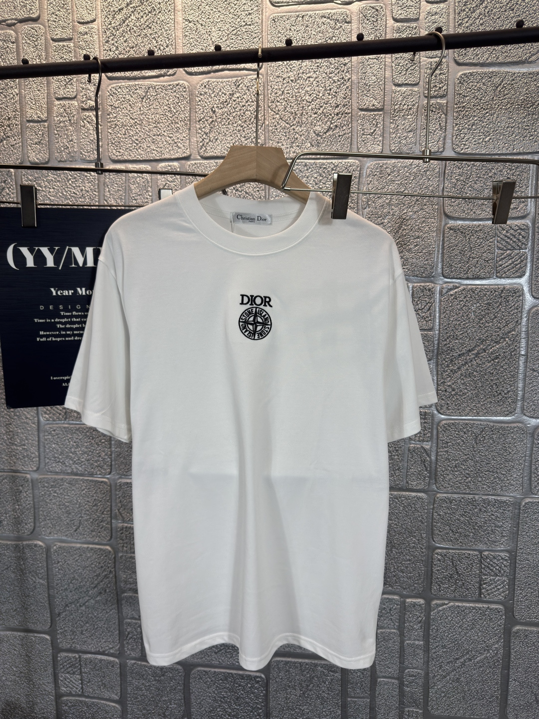 NO:493663,CD* Dior 2025 spring and summer chest printed short sleeves, exquisite craftsmanship counter fabric, top-level elements fusion, classic short sleeves 3 standards complete, trendy men's fashion, whether it is the comfort of the upper body or the incomparable existence Two-color S-2XL, dior, T-shirt, alexander wang19860909CD*迪奥 2025春夏胸前印花短袖,.精致工艺专柜面料,顶级元素融合打造,经典短袖3标齐全,潮男时尚,无论是上身舒适度还是都是无可比拟的存在 二色 码数S-2XL,,dior,T-shirt,alexander wang,Men's clothing