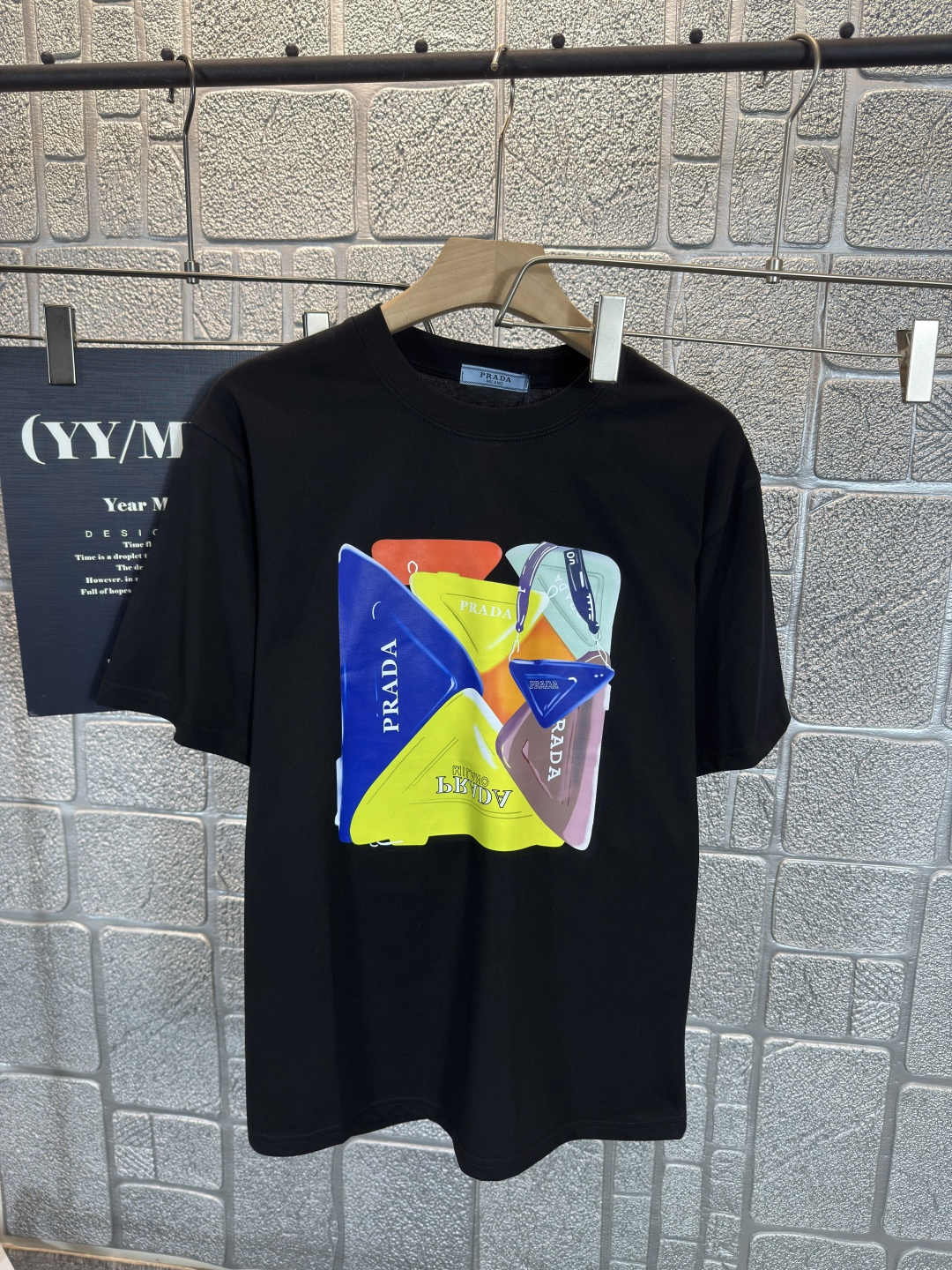 NO:493647,Prada*Prada 2025 spring and summer chest printed short sleeves, exquisite craftsmanship counter fabric, top-level elements fusion, classic short sleeves 3 standards complete, trendy men's fashion, whether it is the comfort of the upper body or the incomparable existence. Two-color S-2XL, prada, prada, T-shirt, alexander wang19860909Prada*普拉达 2025春夏胸前印花短袖,.精致工艺专柜面料,顶级元素融合打造,经典短袖3标齐全,潮男时尚,无论是上身舒适度还是都是无可比拟的存在 二色 码数S-2XL,,prada,prada,T-shirt,alexander wang,Men's clothing