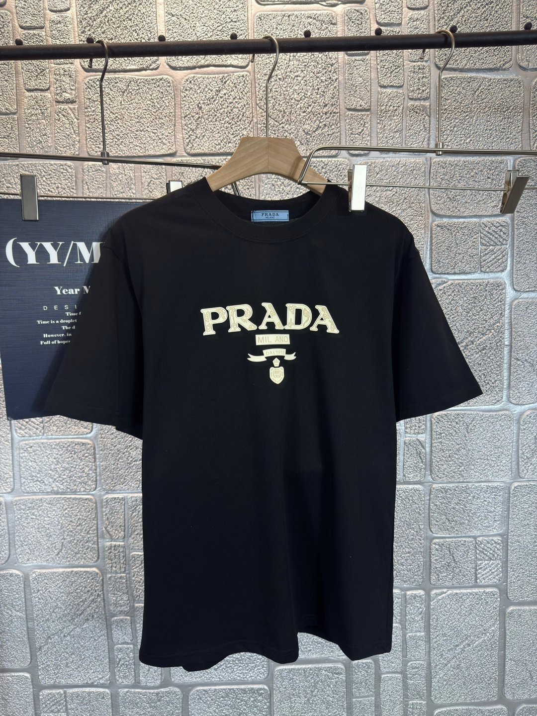 NO:493683,pr*Prada 2025 spring and summer chest printed short sleeves, exquisite craftsmanship counter fabric, top-level elements fusion, classic short sleeves 3 standards complete, trendy men's fashion, whether it is the comfort of the upper body or the incomparable existence. Two-color S-2XL, prada, T-shirt, alexander wang19860909pr*普拉达 2025春夏胸前印花短袖,.精致工艺专柜面料,顶级元素融合打造,经典短袖3标齐全,潮男时尚,无论是上身舒适度还是都是无可比拟的存在 二色 码数S-2XL,,prada,T-shirt,alexander wang,Men's clothing