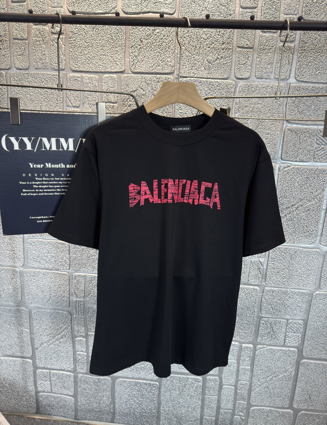 NO:493655,Ba* Burberry 2025 spring and summer chest printed short sleeves, exquisite craftsmanship counter fabric, top-level elements fusion, classic short sleeves 3 standards, trendy men's fashion, whether it is the comfort of the upper body or the incomparable existence. Two-color S-2XL, burberry, T-shirt, alexander wang19860909Ba*巴宝莉 2025春夏胸前印花短袖,.精致工艺专柜面料,顶级元素融合打造,经典短袖3标齐全,潮男时尚,无论是上身舒适度还是都是无可比拟的存在 二色 码数S-2XL,,burberry,T-shirt,alexander wang,Men's clothing