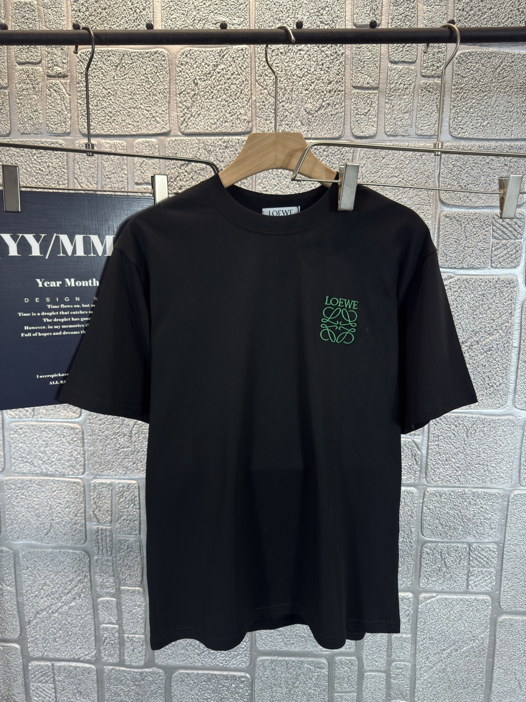 NO:493620,Lo* Luo Yiwei 2025 spring and summer chest printed short sleeves, exquisite craftsmanship counter fabric, top-level elements fusion, classic short sleeves 3 standards complete, trendy men's fashion, whether it is the comfort of the upper body or the incomparable existence Two-color S-2XL, loewe, T-shirt, alexander wang19860909Lo*罗意威 2025春夏胸前印花短袖,.精致工艺专柜面料,顶级元素融合打造,经典短袖3标齐全,潮男时尚,无论是上身舒适度还是都是无可比拟的存在 二色 码数S-2XL,,loewe,T-shirt,alexander wang,Men's clothing