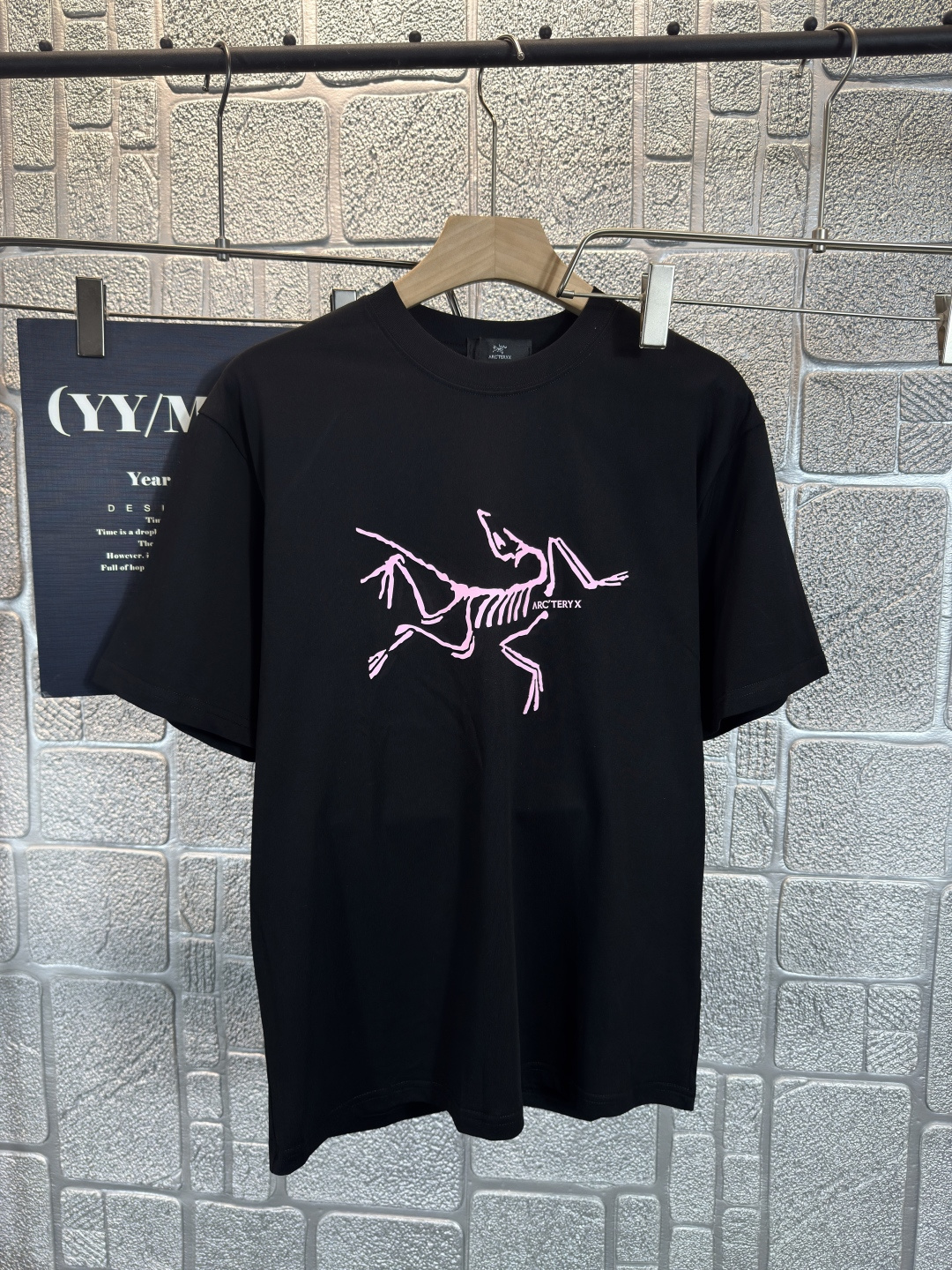 NO:493628,Archaeoptera bird 2025 spring and summer chest printed short sleeves, exquisite craftsmanship counter fabric, top-level elements fusion, classic short sleeves 3 standards, trendy men's fashion, both in terms of upper body comfort and incomparable existence Two-color S-2XL, arc'teryx, T-shirt, alexander wang19860909始祖鸟 2025春夏胸前印花短袖,.精致工艺专柜面料,顶级元素融合打造,经典短袖3标齐全,潮男时尚,无论是上身舒适度还是都是无可比拟的存在 二色 码数S-2XL,arc'teryx,T-shirt,alexander wang,Men's clothing