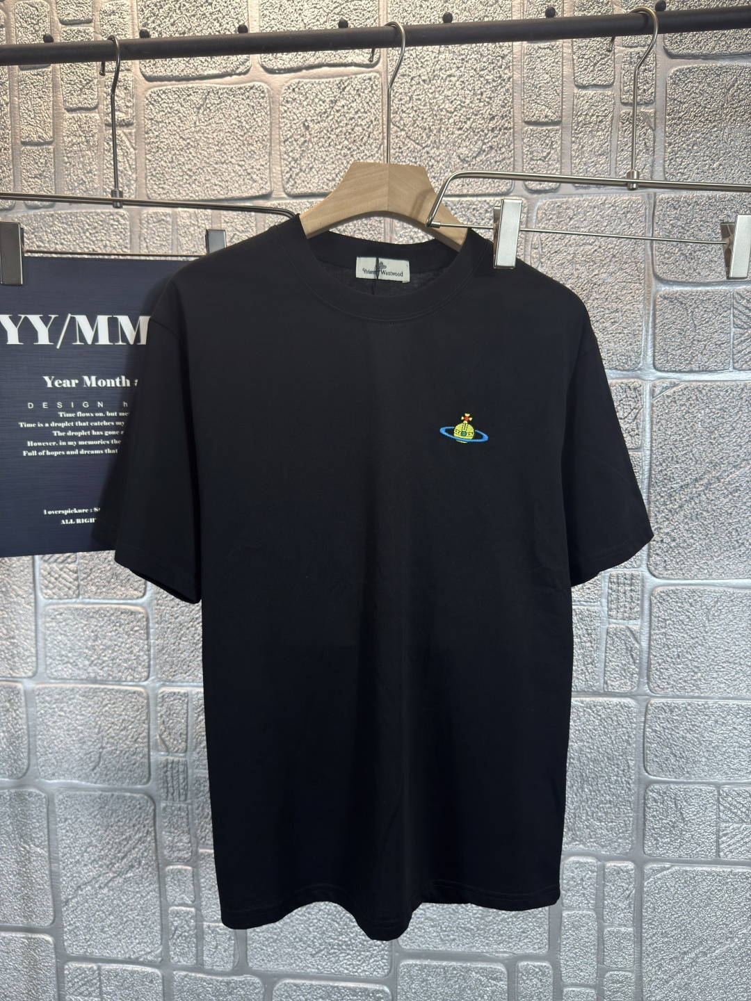 NO:493643,Vivienen* Queen Mother of the West 2025 spring and summer short-sleeved short-sleeved fabric, exquisite craftsmanship counter fabric, top-level elements fusion, classic short-sleeved three-standard brand, trendy men's fashion, both incomparable in both upper body comfort and incomparable three-color S-2XL, T-shirt, alexander wang19860909Vivienen*西太后 2025春夏胸前印花短袖,.精致工艺专柜面料,顶级元素融合打造,经典短袖3标齐全,潮男时尚,无论是上身舒适度还是都是无可比拟的存在 三色 码数S-2XL,,T-shirt,alexander wang,Men's clothing