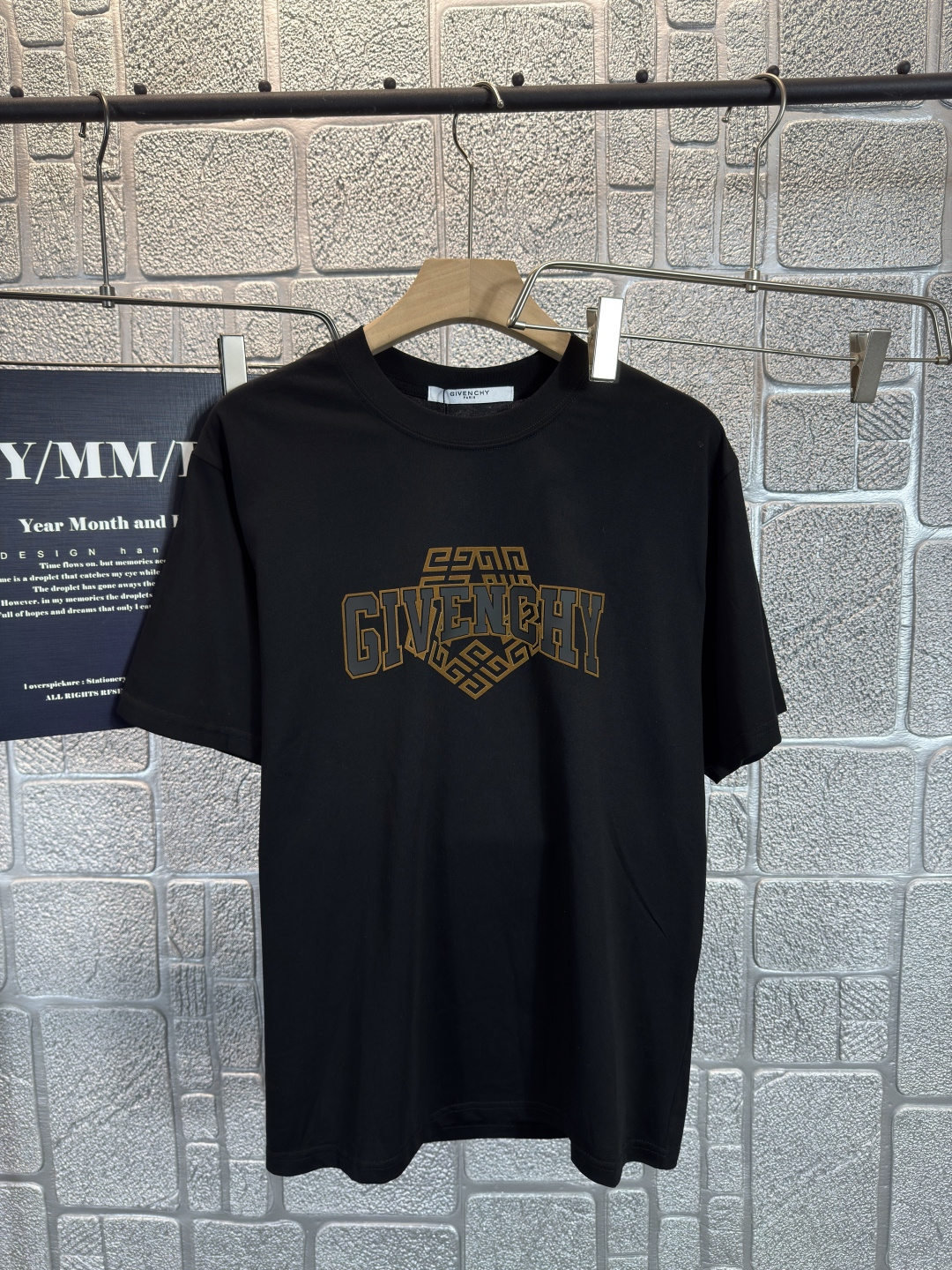 NO:493650,Gi* Givenchy 2025 spring and summer chest printed short sleeves, exquisite craftsmanship counter fabric, top-level elements fusion, classic short sleeves 3 standards, trendy men's fashion, both in terms of upper body comfort and incomparable existence Two-color S-2XL, given, T-shirt, alexander wang19860909Gi*纪梵希 2025春夏胸前印花短袖,.精致工艺专柜面料,顶级元素融合打造,经典短袖3标齐全,潮男时尚,无论是上身舒适度还是都是无可比拟的存在 二色 码数S-2XL,,givenchy,T-shirt,alexander wang,Men's clothing