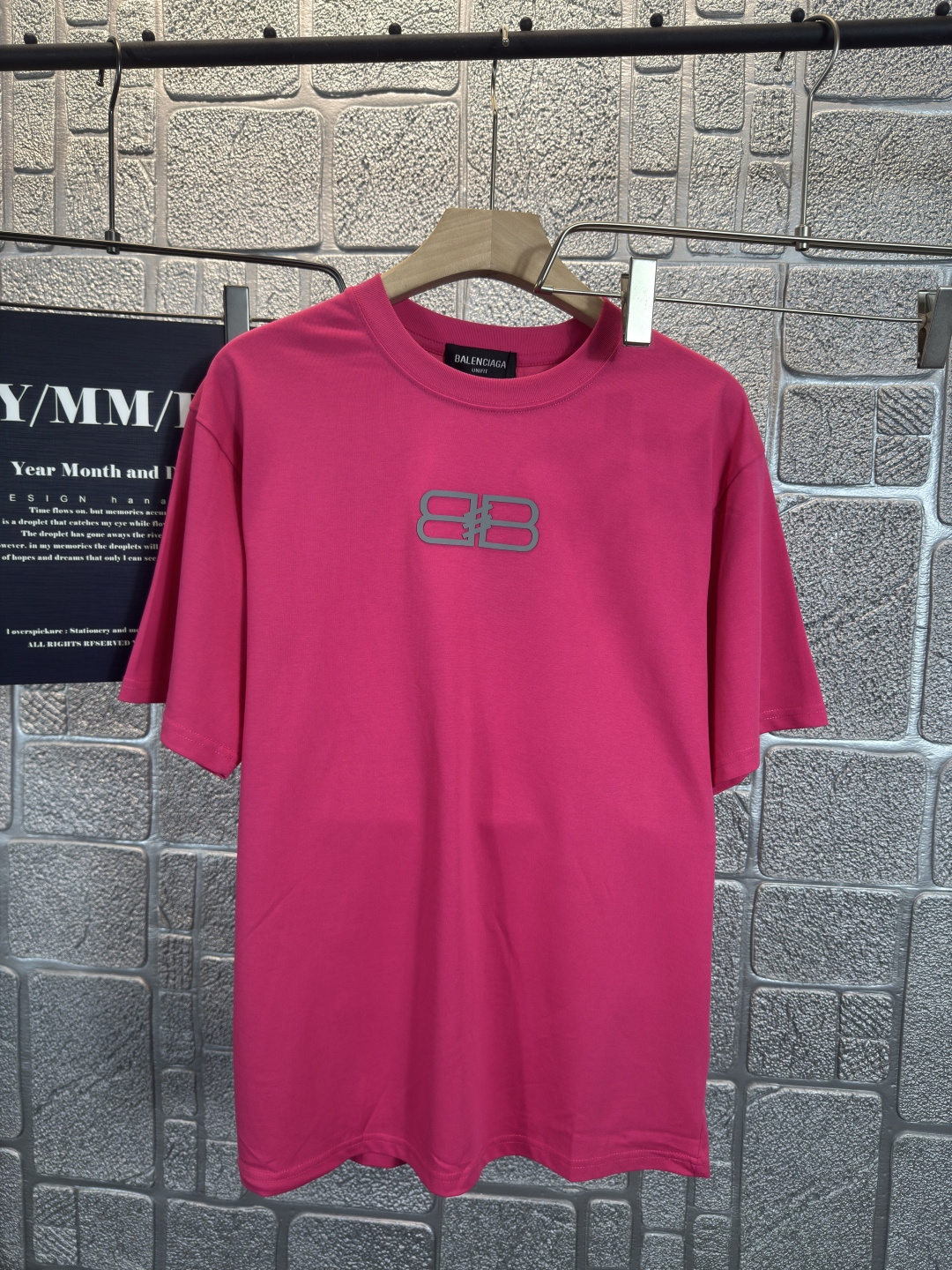 NO:493657,Ba*Balenciaga 2025 spring and summer chest printed short sleeves, exquisite craftsmanship counter fabric, top-level elements fusion, classic short sleeves 3 standards complete, trendy men's fashion, whether it is the comfort of the upper body or the incomparable existence Two-color S-2XL, balenciaga, T-shirt, alexander wang19860909Ba*巴黎世家 2025春夏胸前印花短袖,.精致工艺专柜面料,顶级元素融合打造,经典短袖3标齐全,潮男时尚,无论是上身舒适度还是都是无可比拟的存在 二色 码数S-2XL,,balenciaga,T-shirt,alexander wang,Men's clothing