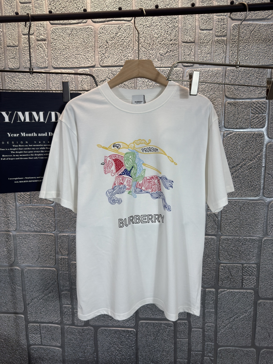 NO:493682,Bu* Burberry 2025 spring and summer chest printed short sleeves, exquisite craftsmanship counter fabric, top-level elements fusion, classic short sleeves 3 standards, trendy men's fashion, whether it is the comfort of the upper body or the incomparable existence. Two-color S-2XL, burberry, T-shirt, alexander wang19860909Bu*巴宝莉 2025春夏胸前印花短袖,.精致工艺专柜面料,顶级元素融合打造,经典短袖3标齐全,潮男时尚,无论是上身舒适度还是都是无可比拟的存在 二色 码数S-2XL,,burberry,T-shirt,alexander wang,Men's clothing