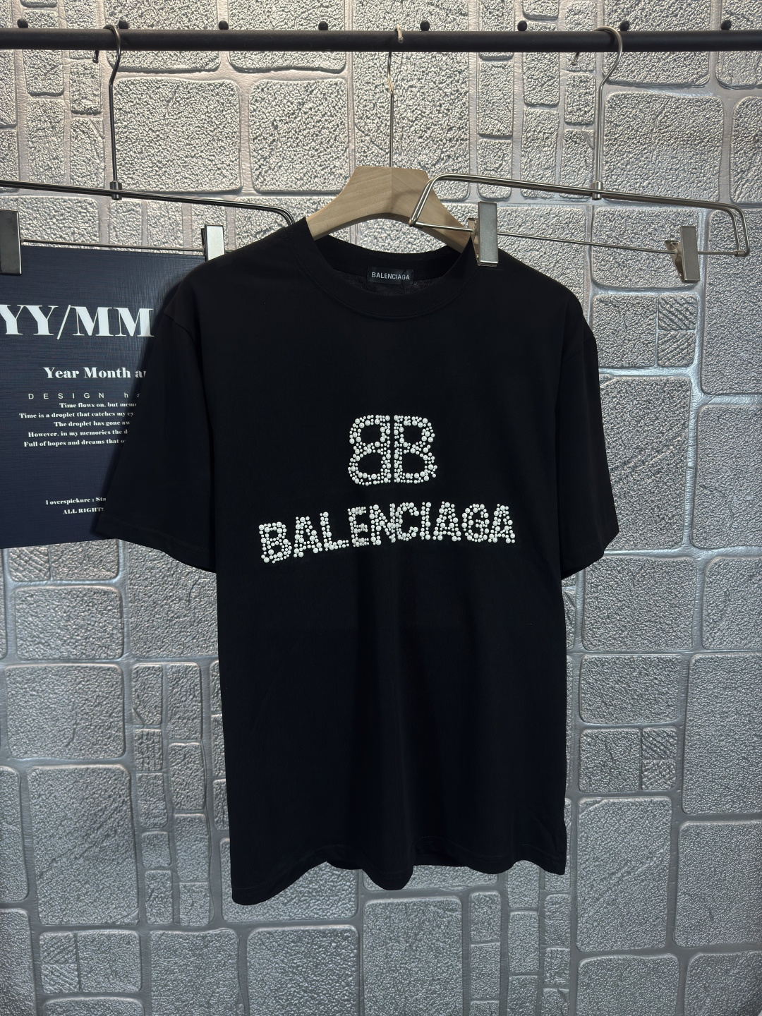 NO:493670,BA*Balenciaga 2025 spring and summer chest printed short sleeves, exquisite craftsmanship counter fabric, top-level elements fusion, classic short sleeves 3 standards, trendy men's fashion, whether it is the comfort of the upper body or the incomparable existence. Two-color S-2XL, balenciaga, T-shirt, alexander wang19860909BA*巴黎世家 2025春夏胸前印花短袖,.精致工艺专柜面料,顶级元素融合打造,经典短袖3标齐全,潮男时尚,无论是上身舒适度还是都是无可比拟的存在 二色 码数S-2XL,,balenciaga,T-shirt,alexander wang,Men's clothing