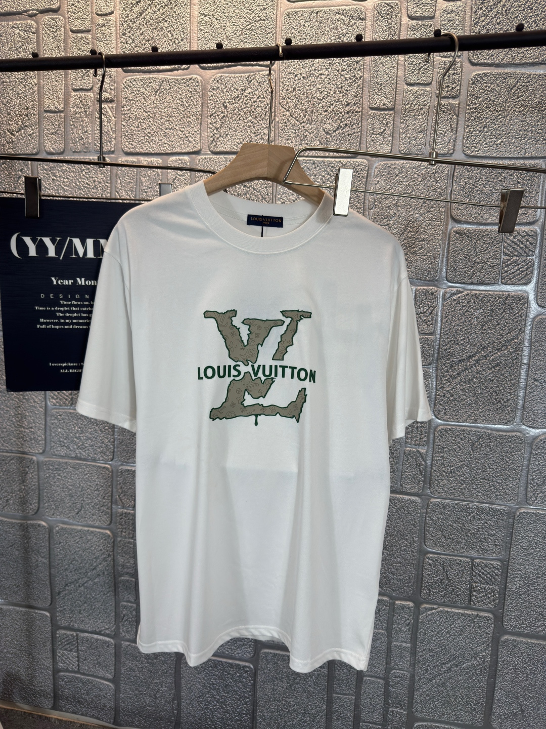 NO:493664,LV*Louis 2025 spring and summer chest printed short sleeves, exquisite craftsmanship counter fabric, top-level elements fusion, classic short sleeves 3 standards complete, trendy men's fashion, whether it is the comfort of the upper body or the incomparable existence Two-color S-2XL,,louis vuitton,louis vuitton,T-shirt,alexander wang19860909LV*路易 2025春夏胸前印花短袖,.精致工艺专柜面料,顶级元素融合打造,经典短袖3标齐全,潮男时尚,无论是上身舒适度还是都是无可比拟的存在 二色 码数S-2XL,,louis vuitton,louis vuitton,T-shirt,alexander wang,Men's clothing