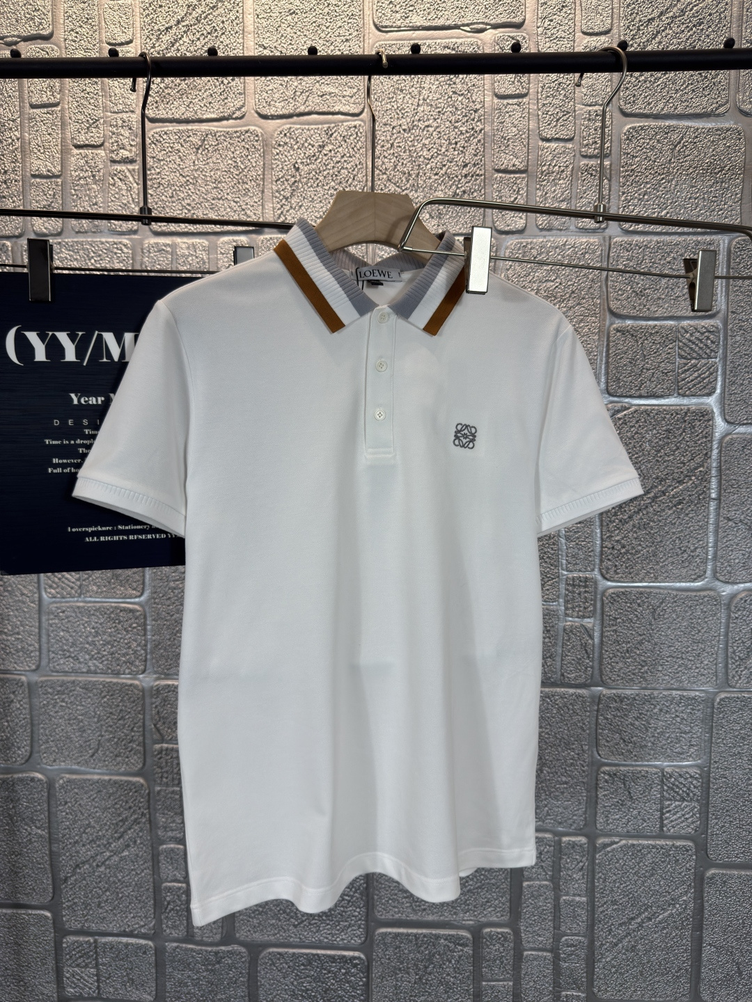 NO:493660,Loewe* 2025 spring and summer top classic neckline letter jacquard knight embroidery polo short sleeves, exquisite craftsmanship counter fabric, top-level elements fusion, classic short sleeves 3 specifications complete, trendy men's fashion, whether it is the comfort of the upper body or it is incomparable) Three colors Number of codes: M-4XL can wear 200 catties, loewe, loewe, T-shirt, alexander wang19860909Loewe*罗意威 2025春夏顶级经典领口字母提花骑士刺绣polo短袖,精致工艺专柜面料,顶级元素融合打造,经典短袖3标齐全,潮男时尚,无论是上身舒适度还是都是无可比拟的存在) 三色 码数:M-4XL 可穿200斤,,loewe,loewe,T-shirt,alexander wang,Men's clothing