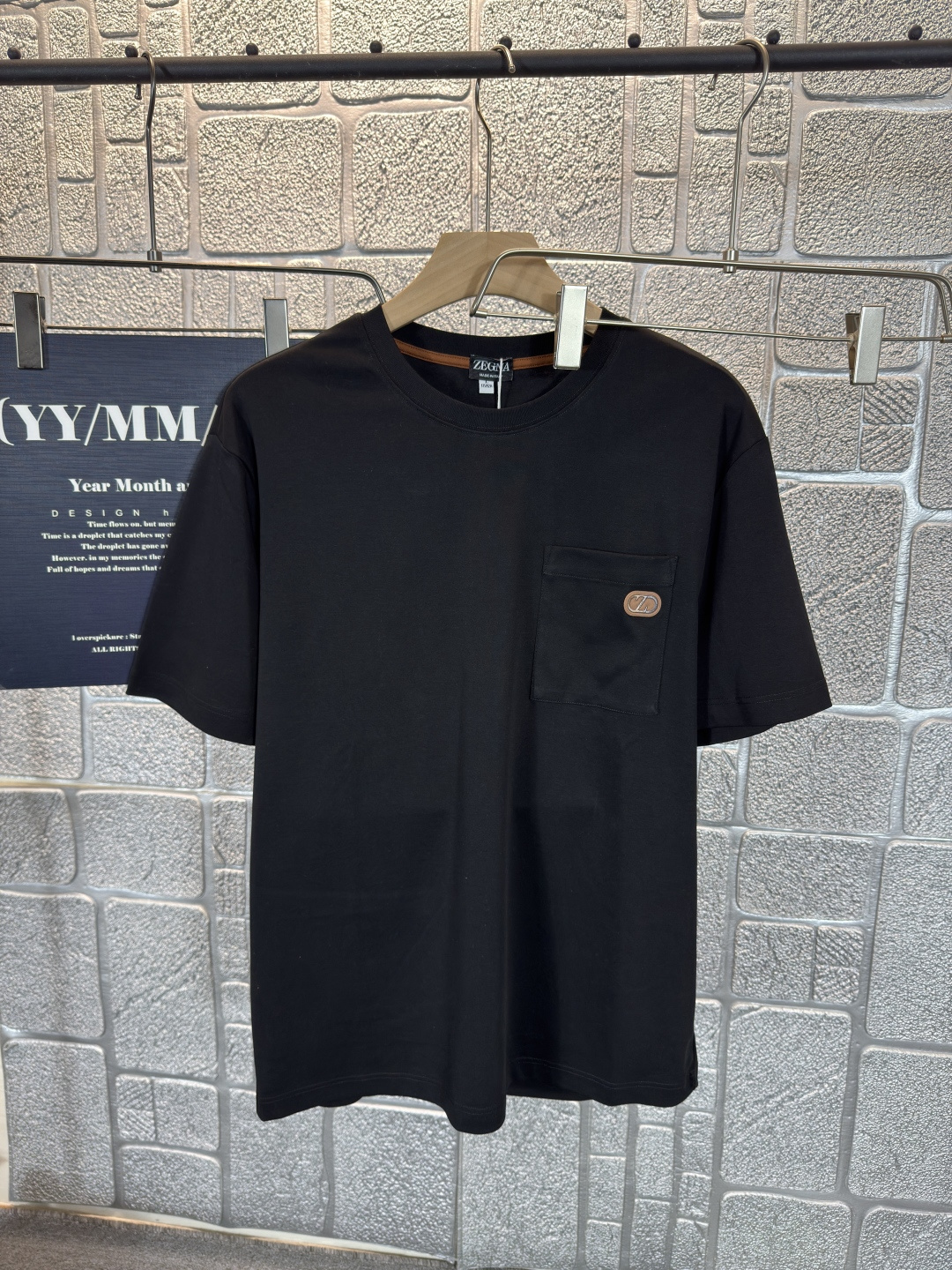 NO:493673,ZEGNA*Jenia 25 spring and summer classic short-sleeved, exquisite craftsmanship counter fabric, top-level elements fusion, classic short-sleeved 3 standards, trendy men's fashion, whether it is the comfort of the upper body or the incomparable existence, it can be said to be a must-have for summer three colors, code number M-4XL can wear 200 catties, zegna, T-shirt, alexander wang19860909ZEGNA*杰尼亚 25春夏经典之作短袖,精致工艺专柜面料,顶级元素融合打造,经典短袖3标齐全,潮男时尚,无论是上身舒适度还是都是无可比拟的存在,可以说是夏日必备 三色 码数M-4XL 可穿200斤,,zegna,T-shirt,alexander wang,Men's clothing