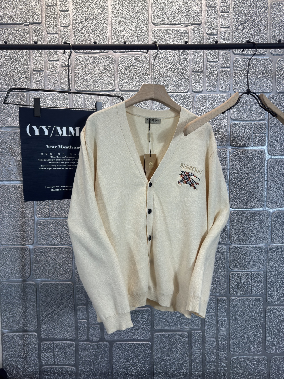 NO:506284,Burberry 2025 autumn and winter new men and women style, college style, colorful war horse micro-label embroidery, literary retro, V-neck cardigan. Color: black apricot color number M~3XL, burberry, alexander wang19860909巴宝莉 2025秋冬新款男女同款,学院风,彩色战马微标刺绣 ,文艺复古,V领开衫. 颜色:黑色 杏色 码数M~3XL,,burberry,alexander wang,Men's clothing