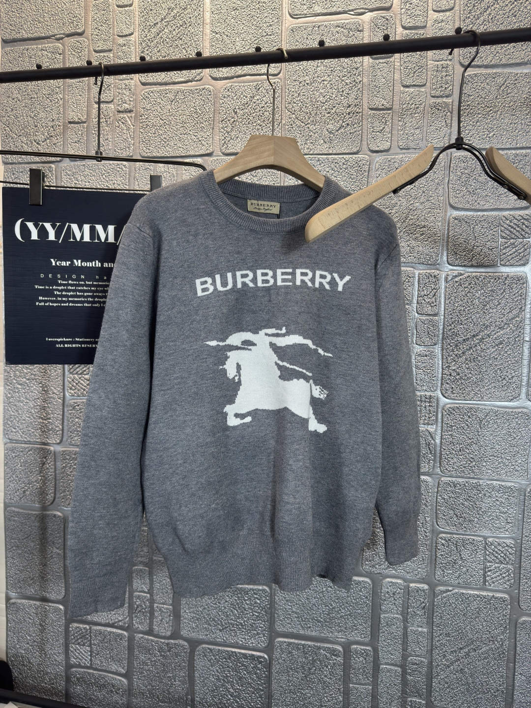 NO:506279,Burberry War Horse Letter Round-neck Cropped Pullover Sweater Customized YB cashmere wool yarn wool yarn wool texture is high-quality, comfortable and soft. Round-neck long-sleeved sweater cuts are densely knitted to protect against the cold and wind, wide threaded edges on the neck cuffs echo the hem, and the letter logo on the chest is decorated between the chest. Make the style more pleasing and versatile!  Color black gray Number of code M~3XL, burberry, sweaters, alexander wang19860909巴宝莉 战马字母圆领钩花套头毛衣 定制YB羊绒羊毛纱线织造 质感高级 舒适柔软.圆领长袖毛衣剪裁 密实针织御寒防风,领口袖口宽螺纹包边与衣摆相呼应, 胸前字母徽标装点于胸前之间.让风格更耐看百搭！ 颜色黑色 灰色 码数M~3XL,,burberry,sweaters,alexander wang,Men's clothing