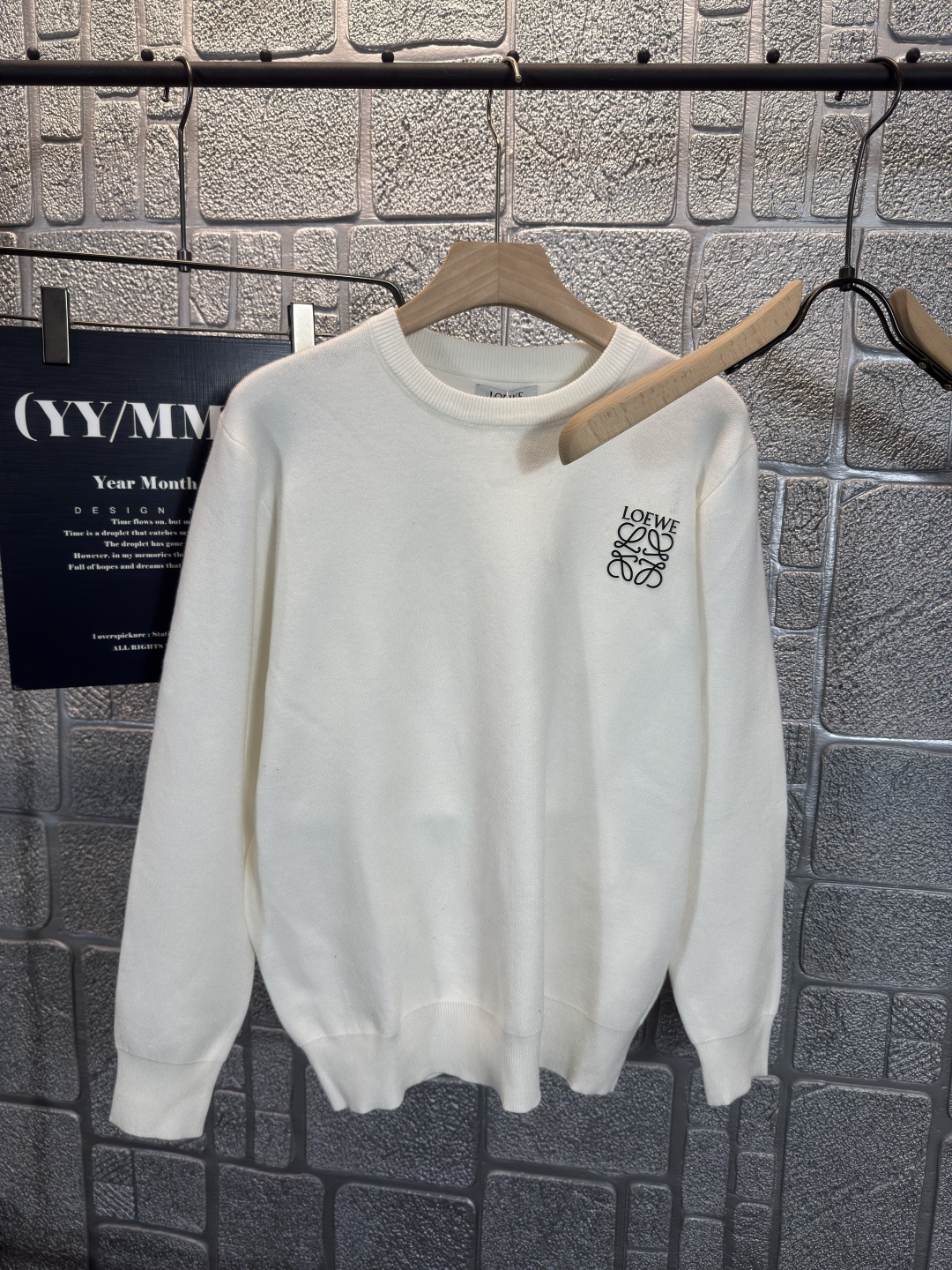 NO:506274,Luo Yiwei 2025 autumn and winter new products, counter synchronization, fashionable and unique ribbed round neck single-wear base must-have, wool-blend sweater, long-sleeved sweater, simple, elegant, noble temperament, three-dimensional silicone badge logo design, no too complicated craftsmanship, what you play is the fusion of design and material, simple European style, with imported wool knitted fabric, autumn and winter base artifact!  Color black white Number of code M~3XL, loewe, sweaters, alexander wang19860909罗意威 2025秋冬新品 专柜同步 时尚别致罗纹圆领单穿打底必备款,采用羊毛混纺针织衫长袖毛衣,简约优雅高贵气质立体硅胶徽章logo设计 没有过多复杂的工艺 玩的就是设计与材质的融合 简约的欧式风格 配以进口羊毛针织面料,秋冬季打底神器！ 颜色黑色 白色 码数M~3XL,,loewe,sweaters,alexander wang,Men's clothing