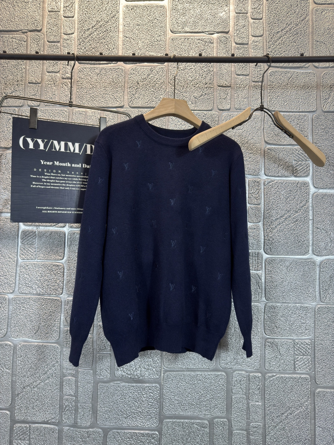 NO:506270,LV Louis Vuitton This permanent black original collar top is made of extremely fine Merino wool, suitable for seasonal layered shapes. The top is decorated with embroidered patterns designed with the same tone yarn, showing its noble style. This versatile top is simple and elegant, creating a casual and formal look. Color black blue digit M~3XL,,louis vuitton,louis vuitton,alexander wang19860909LV路易威登 这款永久的黑色原领上衣采用极精細的美利诺羊毛制成,适合打造转季的层次造型.上衣缀满以同色调纱线设计的刺绣图案,尽显高贵气派.這款百搭上衣简约优雅,缔造休闲及较正式的造型. 颜色黑色 蓝色 码数M~3XL,,louis vuitton,louis vuitton,alexander wang,Men's clothing