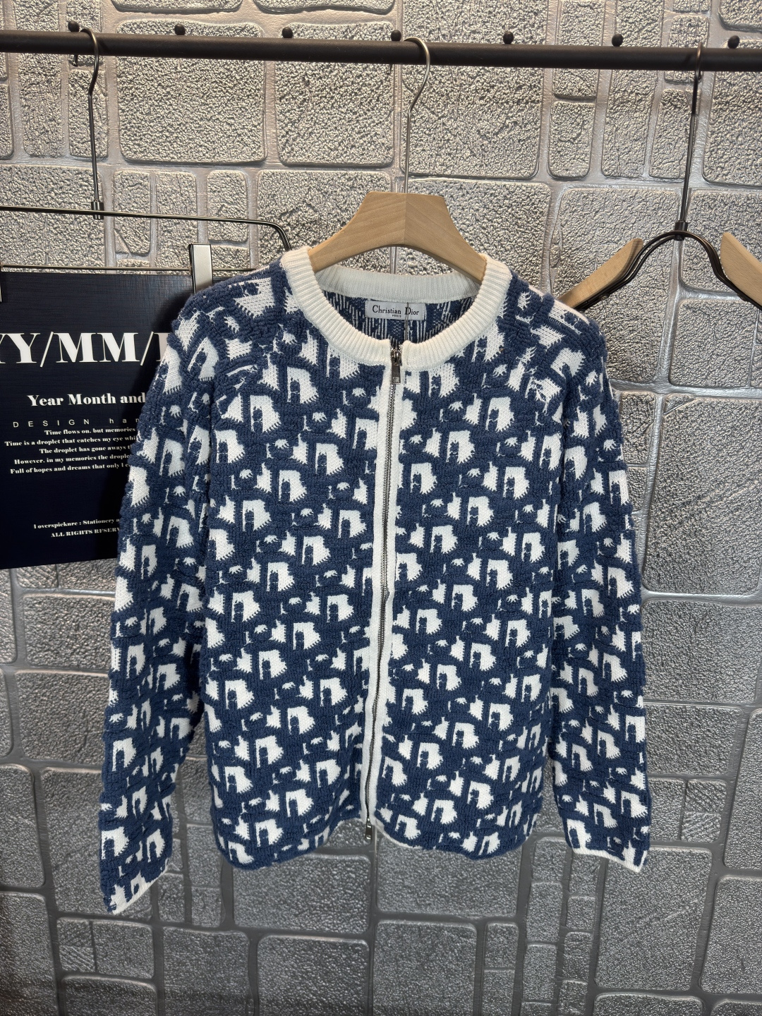 NO:506294,Dio*/Dio 25SS new model full-print jacquard zipper cardigan jacket The wool is made of 50 wool 50 polyamide fiber 16 double-strand blended yarn, and the inner part is combed and tightly spun 40 cotton yarn, and the plate is dyed gray and light blue. The flower yarn is first twisted and composed into a yarn by 5 yarns. The whole piece is imported from Japan, and the 3-color jacquard towel is embroidered with round collar tip clamped long sleeves. Special processing of two-sleeved car zippers, special washing process, specific hardware three-standard washing number M~XXXL,,dior,dior,jackets & coats,alexander wang19860909Dio*/迪奥 25SS新款 满印提花拉链开衫外套 毛料采用采用50羊毛50聚酰胺纤维16支双股混纺纱,里部采用精梳紧密纺40支棉纱,对板定染灰色和浅蓝色.花型纱先由5条纱加捻拼成一条纱,全件由日本进口电脑机隔支圆筒3色提花毛巾绣加圆领尖夾长袖.特别加工两袖车拉链,特殊洗水工艺,特定五金三标水洗 码数M~XXXL,,dior,dior,jackets & coats,alexander wang,Men's clothing