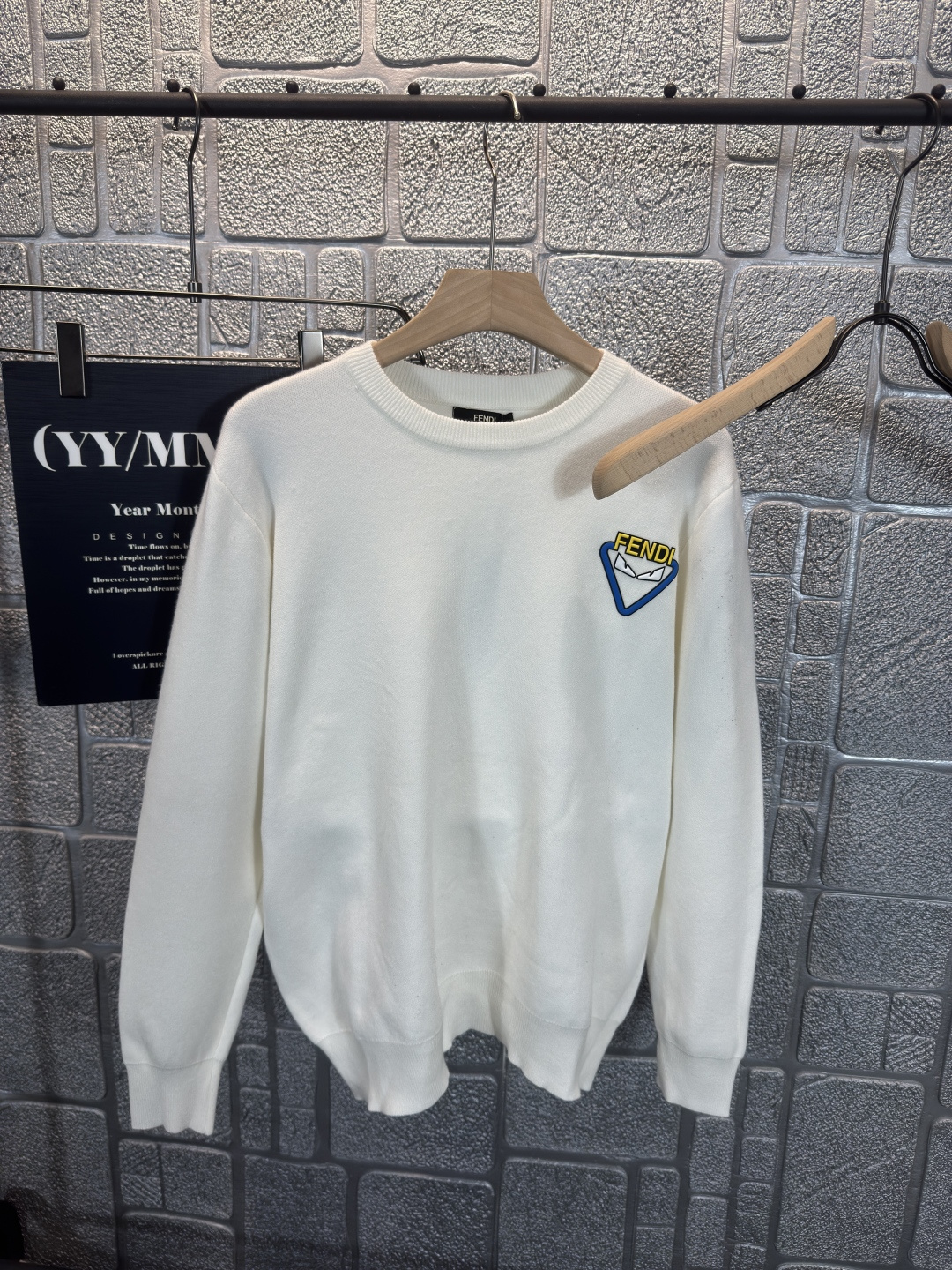 NO:506256,Fendi 2025 autumn and winter new products, counter synchronization, fashionable and unique ribbed round neck single-wear base must-have, wool-blend sweater, long-sleeved sweater, simple, elegant, noble temperament, three-dimensional silicone badge logo design, no too complicated craftsmanship, what you play is the fusion of design and material, simple European style, with imported wool knitted fabric, autumn and winter base artifact!  Color black white Number of code M~3XL, fendi,sweaters,alexander wang19860909芬迪 2025秋冬新品 专柜同步 时尚别致罗纹圆领单穿打底必备款,采用羊毛混纺针织衫长袖毛衣,简约优雅高贵气质立体硅胶徽章logo设计 没有过多复杂的工艺 玩的就是设计与材质的融合 简约的欧式风格 配以进口羊毛针织面料,秋冬季打底神器！ 颜色黑色 白色 码数M~3XL,,fendi,sweaters,alexander wang,Men's clothing