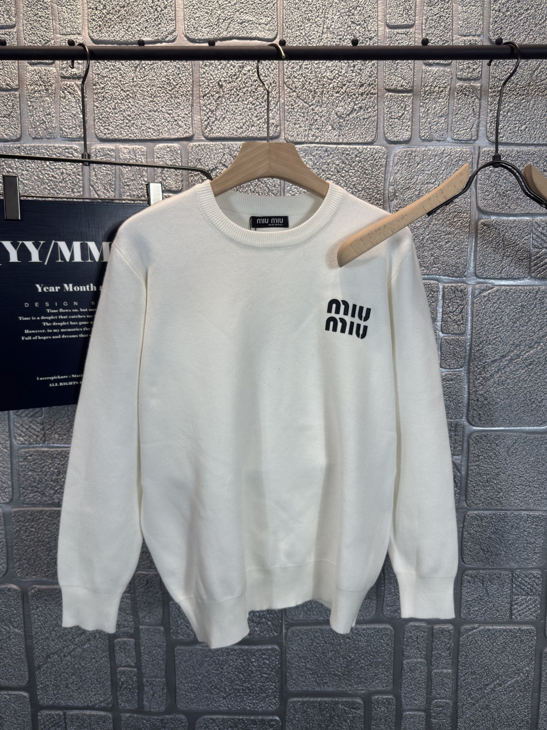 NO:506296,Miumiu female round neck hook-up pullover sweater with high texture, comfortable and soft. Round neck long-sleeved sweater is cut, compact knitted to protect against cold and wind, wide threaded edges on the neck cuffs echo the hem of the clothes, and the three-dimensional silicone letters on the chest are decorated between the chest, making the style more pleasing and versatile!  Color: Black White Number of code M~3XL, miumiu, sweaters, alexander wang19860909Miumiu 母圆领钩花套头毛衣 质感高级 舒适柔软.圆领长袖毛衣剪裁 密实针织御寒防风,领口袖口宽螺纹包边与衣摆相呼应, 胸前字母立体硅胶装点于胸前之间.让风格更耐看百搭！ 颜色:黑色 白色 码数M~3XL,,miumiu,sweaters,alexander wang,Men's clothing