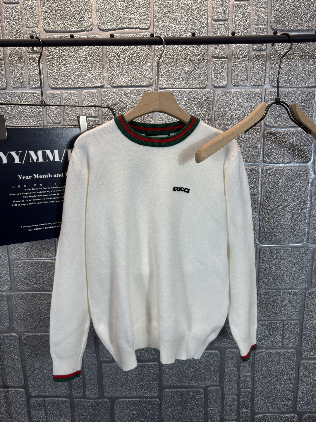 NO:506291,Gucci's unique element this year is to put the single-product printed sweatshirts on Gucci, which are simple but not lacking in luxury. This simple and direct design allows you to feel the charm of the brand at a glance. Take you to recognize new products at the first time, and quickly follow the trend and wear them on them to become the leader of fashion. Number of codes M~3XL, gucci, hoodie, sweatshirts, alexander wang19860909古奇 今年的独特元素就是把在gucci的单品印卫衣上,简约却不失奢潮范儿.这种简单直接的设计,让人一眼就能感受到品牌的魅力.第一时间带你认得新产品,赶紧跟上潮流的脚步十穿上它,成为时尚的引领. 码数M~3XL,,gucci,hoodie,sweatshirts,alexander wang,Men's clothing