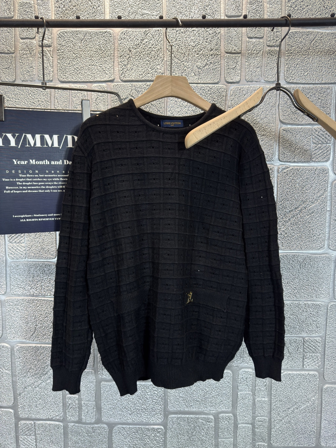 NO:506285,LV Louis Vuitton This permanent black original collar top is made of extremely fine Merino wool, suitable for seasonal layered styles. This versatile top is simple and elegant, creating a casual and formal look. Color black digits M~3XL,,louis vuitton,louis vuitton,alexander wang19860909LV路易威登 这款永久的黑色原领上衣采用极精細的美利诺羊毛制成,适合打造转季的层次造型.這款百搭上衣简约优雅,缔造休闲及较正式的造型. 颜色黑色 码数M~3XL,,louis vuitton,louis vuitton,alexander wang,Men's clothing