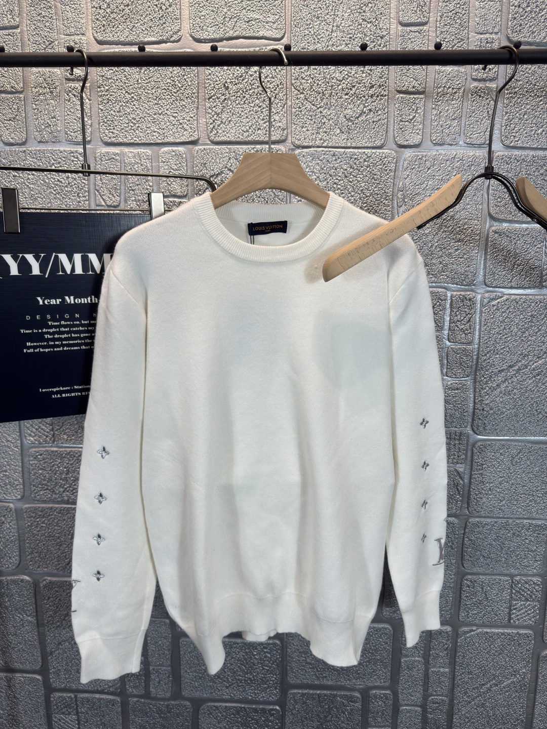 NO:506281,LV Louis Vuitton This versatile top is simple and elegant, creating a casual and formal look. Color white. Number of sizes M~3XL, louis vuitton, louis vuitton, alexander wang19860909LV路易威登 這款百搭上衣简约优雅,缔造休闲及较正式的造型. 颜色白色 码数M~3XL,,louis vuitton,louis vuitton,alexander wang,Men's clothing