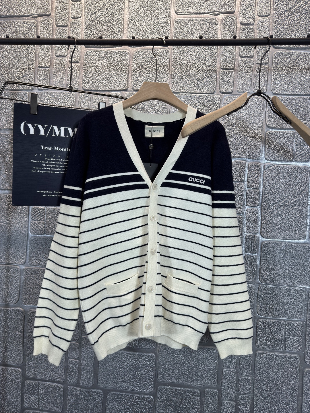 NO:506289,Gucci couple style men and women striped contrasting cardigan 2025 spring and summer series V-neck single-breasted design chest letter embroidery embroidery striped contrasting patchwork casual retro high-end cotton knitted fabric comfortable and skin-friendly loose style not to be picked and wear men and women same size M~3XL, gucci, alexander wang19860909Gucci 古奇 情侣款 男女 条纹撞色开衫 2025春夏系列 V领单排扣设计 胸前字母刺绣点缀 条纹撞色拼接 休闲复古高级 棉质针织面料 舒适亲肤 宽松版型 不挑人穿 男女同款 码数M~3XL,,gucci,alexander wang,Men's clothing