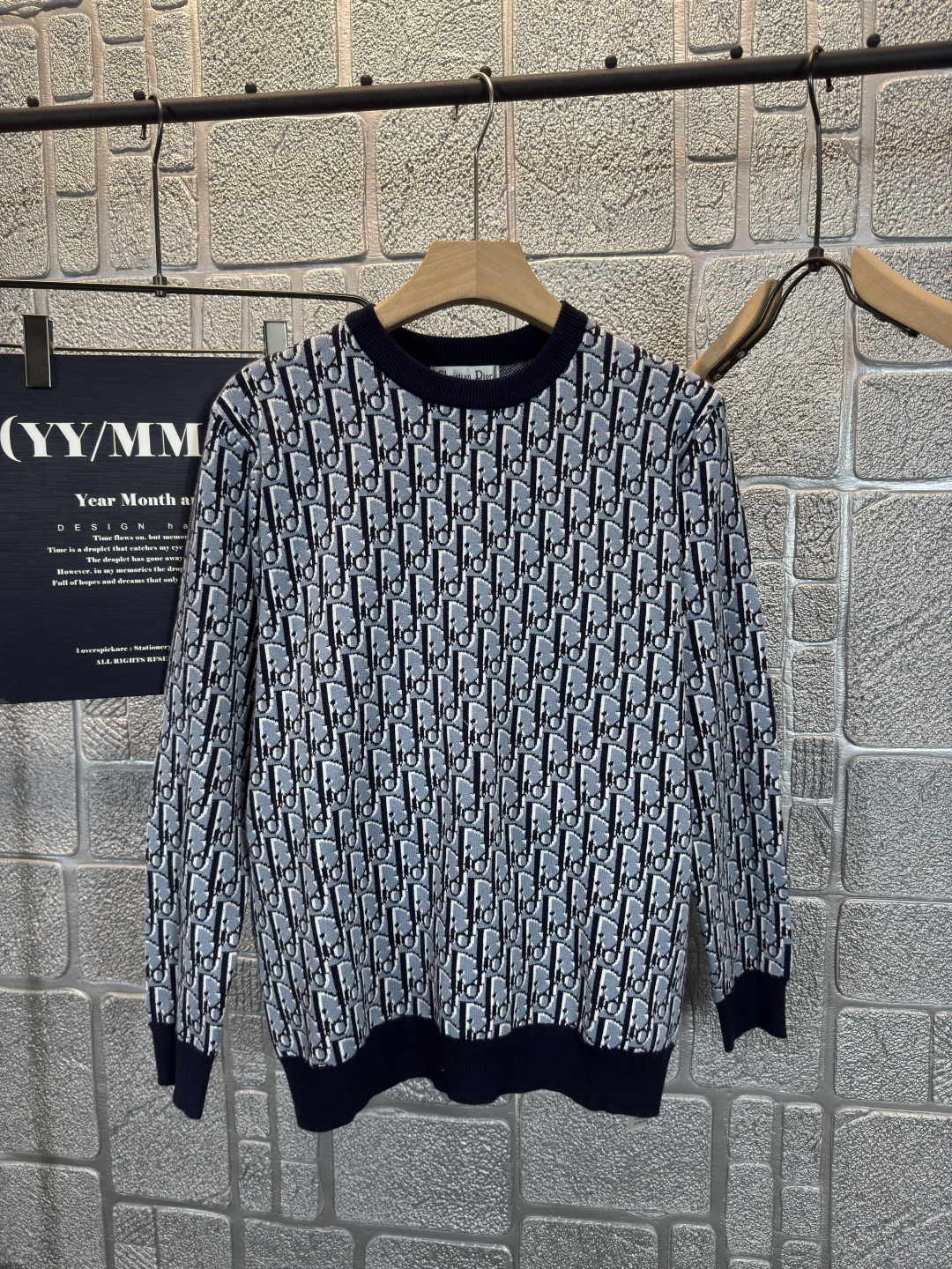 NO:506266,Dior 2025 autumn and winter new model for men and women, calm and versatile, extremely high-end, perfectly integrated with fashion and style, a top fashionable style that perfectly suits the outside wear!  The overall feeling is natural!  Code number M~3XL, dior,alexander wang19860909迪奥 2025秋冬新款男女同款,从容百搭,档次极高,完美融入时尚还有风情感一款完美符合外穿的顶尖时髦气质款！整体给人浑然天成的感觉！ 码数M~3XL,,dior,alexander wang,Men's clothing