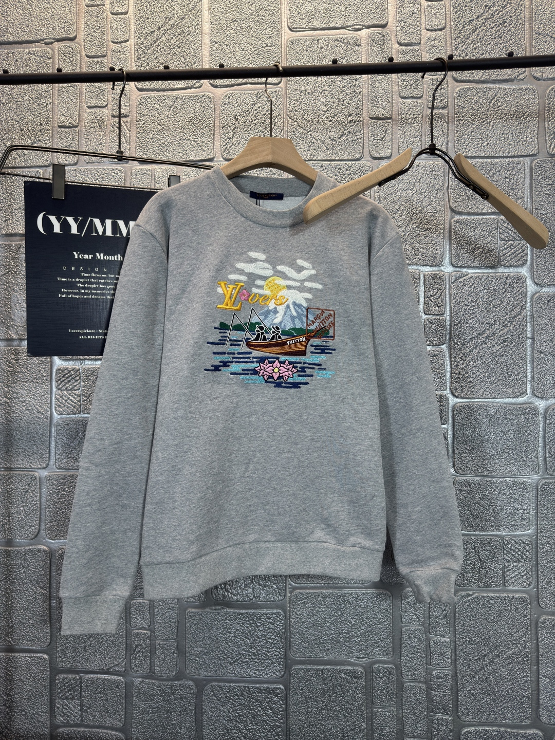 NO:504912,LV Pastoral Fishing Embroidered Sweatshirts, this cotton sweatshirt cited the patterns of autumn and winter shows, and used bright embroidery to depict the scene of arrell Wilicms and Nig. fishing leisurely in the pastoral scenery, witnessing the tacit cooperation and deep friendship between the two designers. Marque L. Vuitton Desee at the rear, with a leather label perfectly designed with elegant design. Size S-XL, louis vuitton, hoodie, sweatshirts, alexander wang19860909LV 田园垂钓刺绣图案卫衣,本款棉质运动衫援引秋冬秀场的图纹,以明丽刺绣描绘 arrell Wilicms与Nig.于田园风光中悠然垂钓的画面,见证两位设计师的默契合作与深厚友谊.后部的 Marque L.Vuitton Desee,皮革标签完善闲雅设计.尺码S-XL,,louis vuitton,hoodie,sweatshirts,alexander wang,Men's clothing