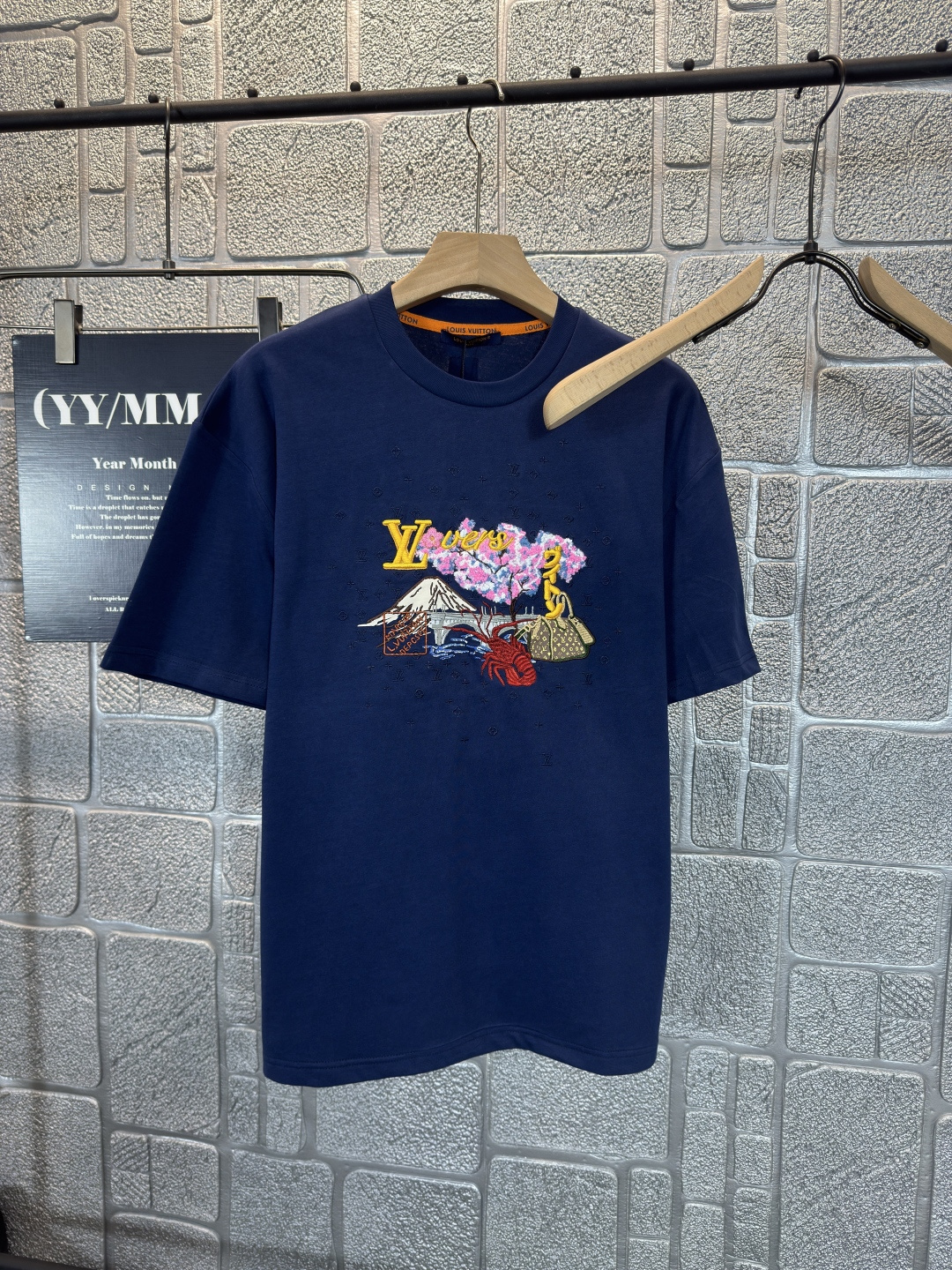 NO:504911,1V*/Louis 25Ss new lobster embroidered round neck short sleeve Pharrell Williams and Nigo jointly created for the autumn and winter series, using a variety of embroidery needles to depict the vibrant beauty, showing the interesting fusion of Japanese traditional culture and brand elements. The low-key Monogram embroidery under the pattern adds delicate texture. Size: S-XL,,louis vuitton, T-shirt, alexander wang198609091V*/路易 25Ss新款龙虾刺绣圆领短袖 Pharrell Williams 与 Nigo 为 秋冬系列联袂创作的图案,以多种刺绣针法描绘活力盎然的美景,展现日本传统文化与品牌元素的妙趣融合.图案下方的低调 Monogram 刺绣再添细腻肌理.尺码:S-XL,,louis vuitton,T-shirt,alexander wang,Men's clothing