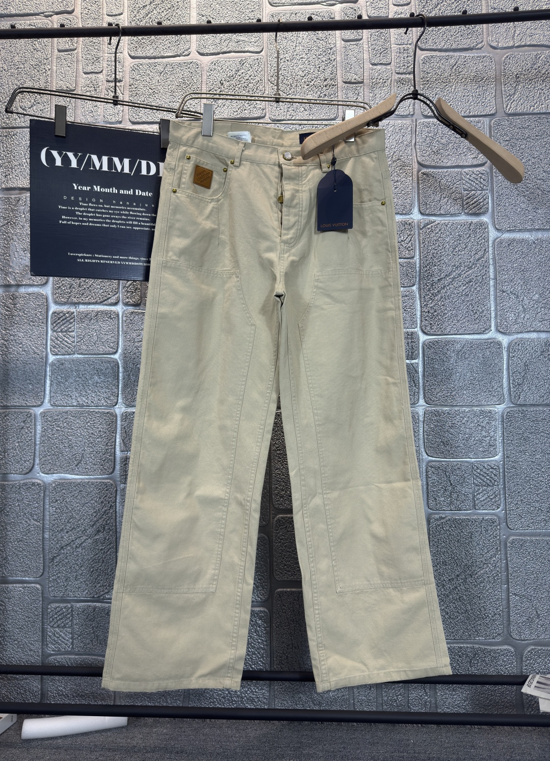 NO:504913,LV SS autumn new denim work pants, which are made of high-density denim fabrics, are wear-resistant and wear-resistant. Even if you wear them frequently and wash them frequently, you don’t have to worry about them being easily pilled or worn out. They are practical and full of practicality!  , The front splicing structure makes the lines look beautiful, visually lengthening and straightening the legs, classic five-bag denim cut + pearlescent rivets, the rivets have a glossy and full texture!  It can be matched with multiple types of clothing to create fashionable styles, customized accessories, complete three standards, the same style as men and women!  Size 46-48-50-52, louis vuitton,alexander wang19860909LV SS秋季新款牛仔工装裤,采用高密度的牛仔面料,耐磨耐穿,就算是经常穿、频繁洗,也不用担心它会轻易起球或者磨损,实用性拉满！,正面拼接结构,把线条衬得老好看了,视觉上拉长拉直双腿,经典五袋牛仔剪裁＋珠光铆钉,铆钉光泽感绝,质感拉满！能与多类型服饰搭配营造时尚造型,定制辅料,三标齐全,男女同款！尺码46-48-50-52,,louis vuitton,alexander wang,Men's clothing