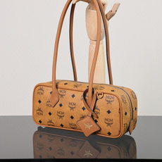 ®全新升级®官网同步 MCM Ella Leather Trim 肩背包/法棍包 ·CP独家出品|干邑色 这款Aren肩 ®全新升级®官网同步 MCM Ella Leather Trim 肩背包/法棍包 ·CP独家出品|干邑色 这款Aren肩