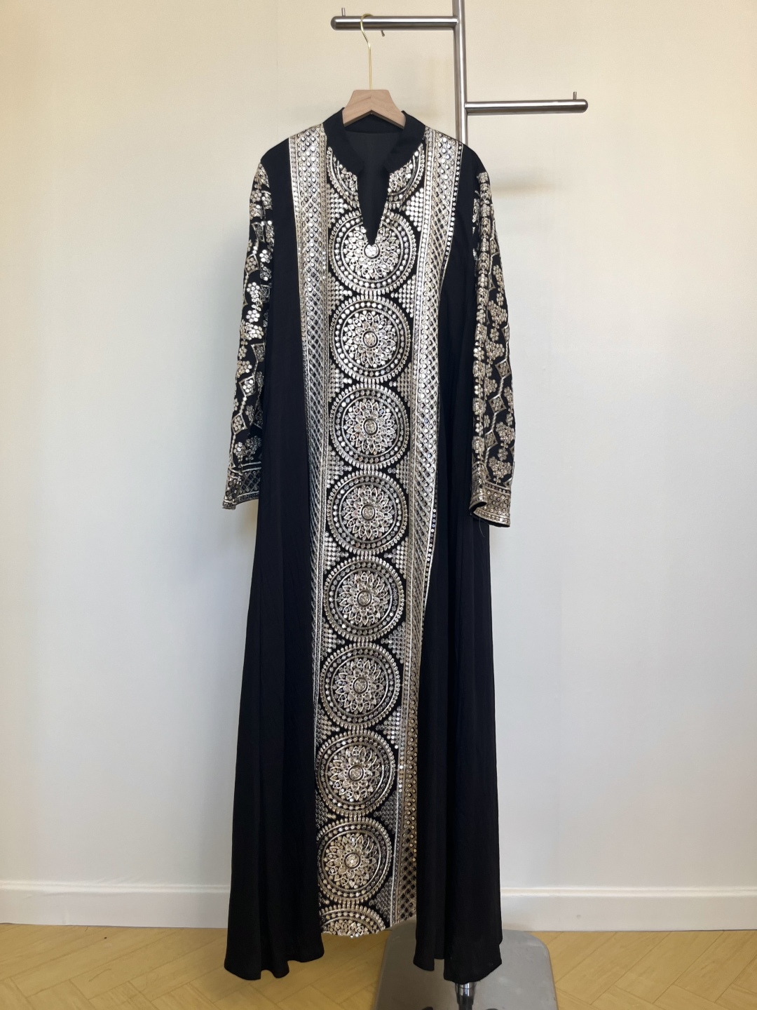 2025AW Elegant Women’s Dress Collection: Green, White, Black, Traditional Yet Modern, Gold Embroidery - 图片 4