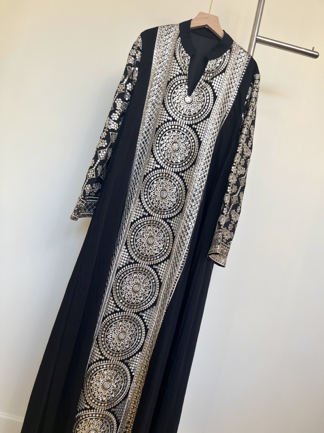 2025AW Elegant Women’s Dress Collection: Green, White, Black, Traditional Yet Modern, Gold Embroidery - 图片 5