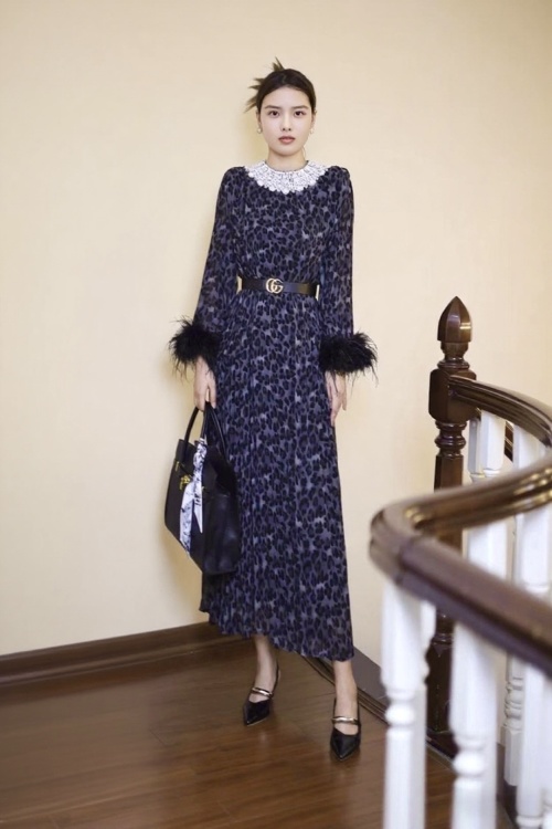 Elegant Leopard Print Maxi Dress with Pearl Collar and Feather Cuffs 1 Elegant Leopard Print Maxi Dress with Pearl Collar and Feather Cuffs