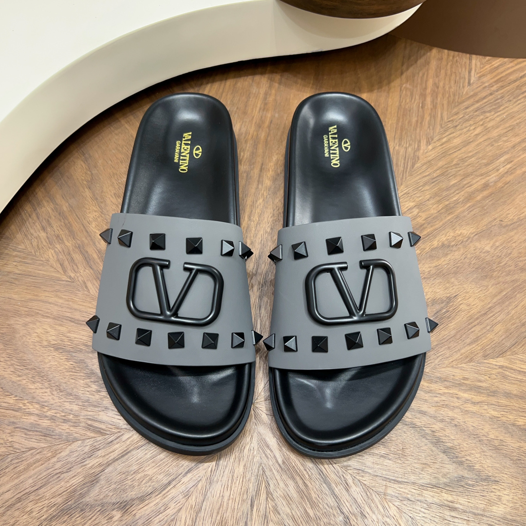 NO:756244,Valentino rivet slippers, sizes 38~46 (38/45/46 need to be customized), full of texture, versatile and high-end, you know it~,,valentino19860909华伦天奴铆钉拖 尺码38~46（38/45/46需定做） 质感拉满,百搭显高级  懂的来～,,valentino,Men's shoes