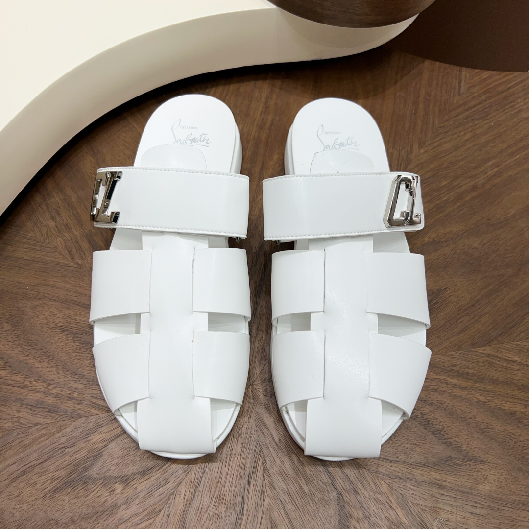 NO:779048,[CL red-soled shoes] Size: Men 39--44 (38.45.46 custom-made) 2026 spring counter synchronization, CL red-soled shoes light luxury style men's slippers Material high-quality leather upper + brand metal buckle + non-slip wear-resistant outsole Design highlights double buckle adjustable design, brand exclusive embossing, breathable and comfortable, light luxury and versatile, christian louboutin, slippers19860909【CL红底鞋】Size: 男39--44（38 .45 .46定做） 2026春季专柜同步,CL红底鞋轻奢风男士拖鞋 材质优质皮革鞋面+品牌金属扣+防滑耐磨大底 设计亮点双搭扣可调节设计,品牌专属压纹,透气舒适,轻奢百搭,,christian louboutin,slippers,Men's shoes