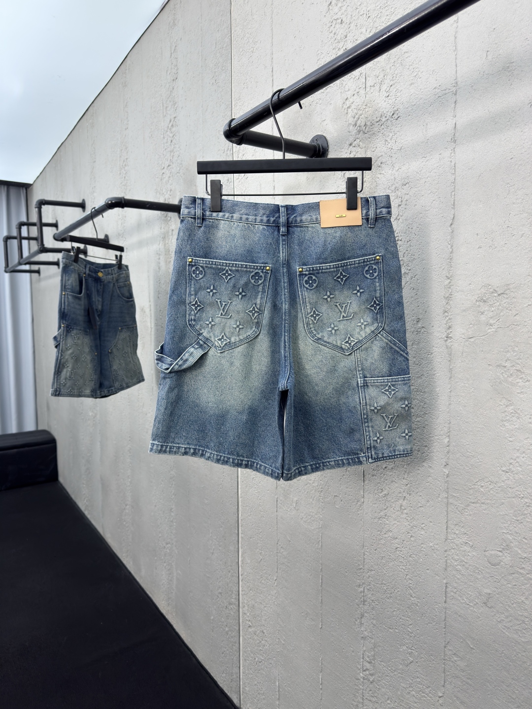 [Summer Shorts]LOUISVUITTON embossed embossed denim shorts The hammer retainin