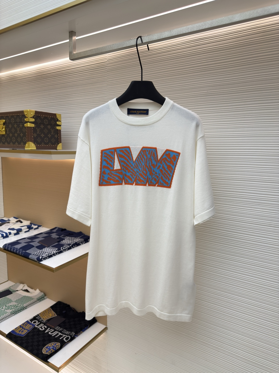 P165 LOUIS VUITTON Camiseta de manga corta con letras incrustadas ●Auténtico: comprado por 6109 para desarrollo ●Tejido…