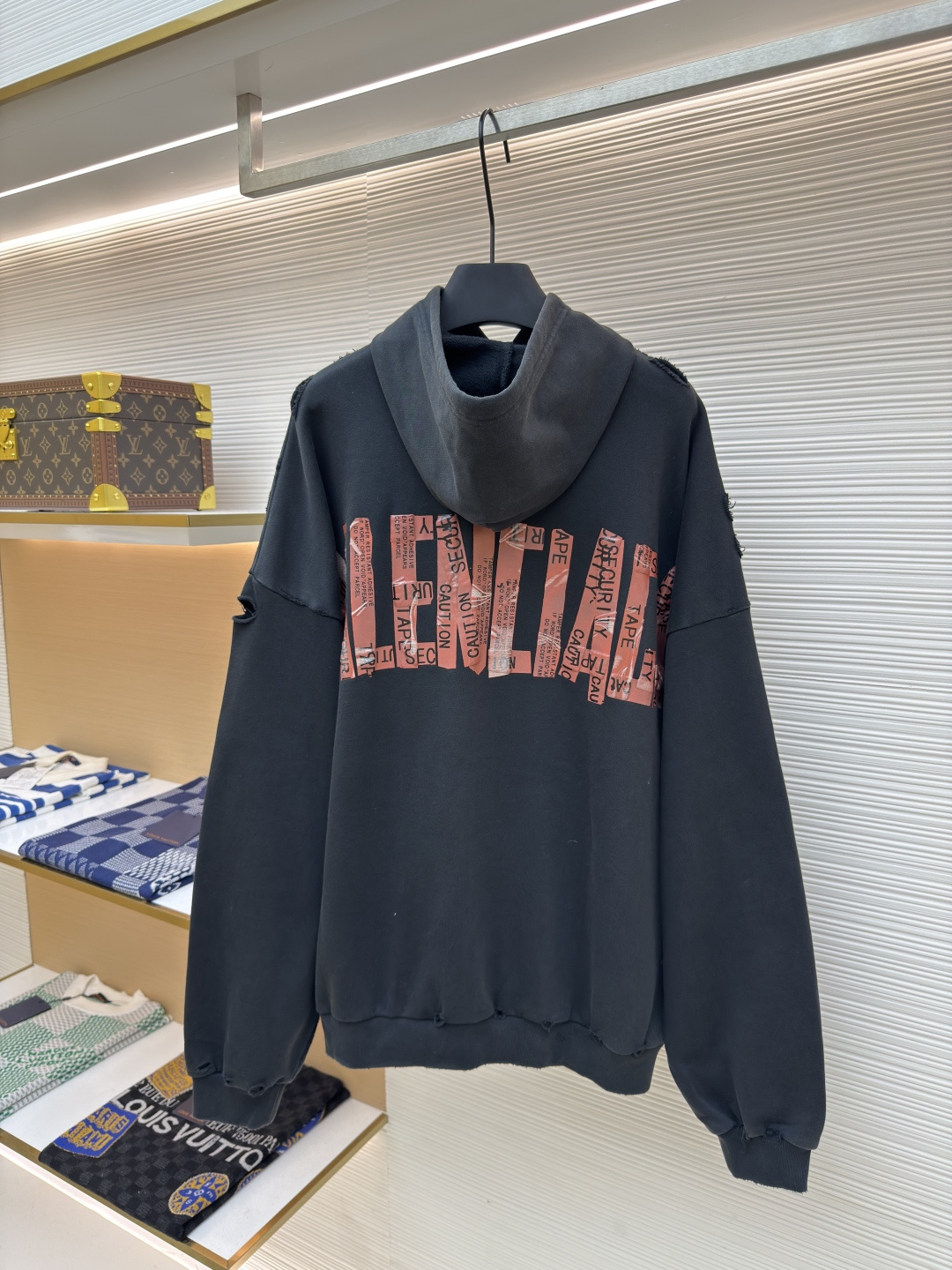 P245 Balenciaga 字母胶带拉链外套 ●正品：5959购入开发 ●货号：1680296-B20 ●面料：蜜棉云絮柔绒雅致料面料 ●工艺：胶浆印花制作 ●版型：合身版型 ●克重：约840克 ●尺码：1-2-3-4 ●描述：定制蜜…