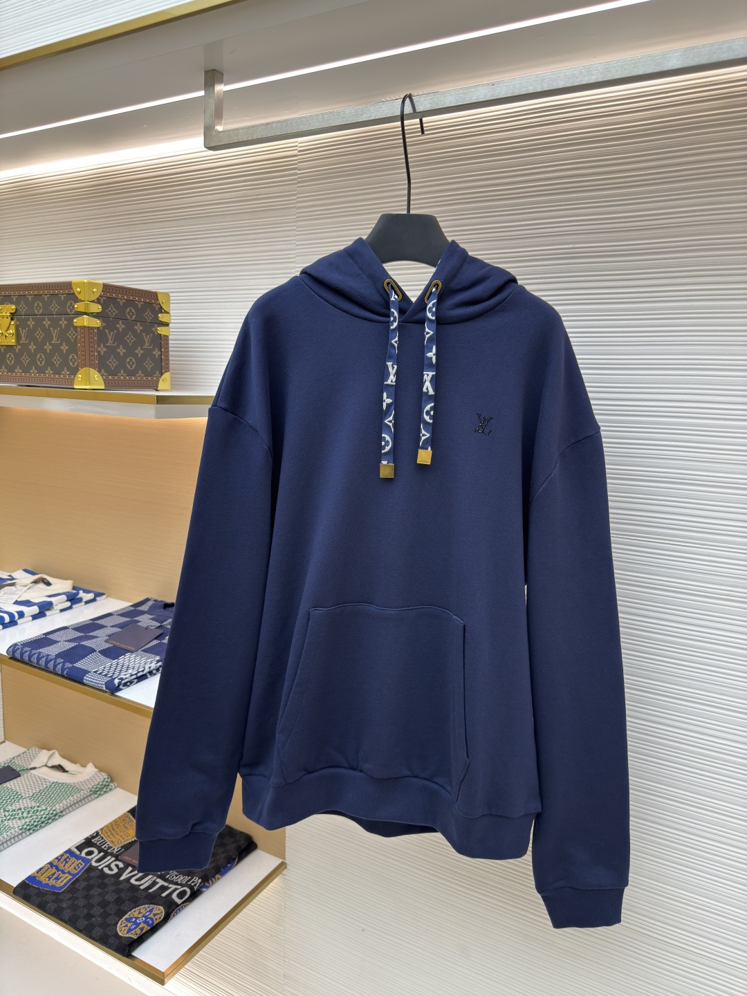 P195 Sudadera con capucha y logo pequeño de LOUIS VUITTON ●Producto auténtico: adquirido y desarrollado para 12300 ●Núm…