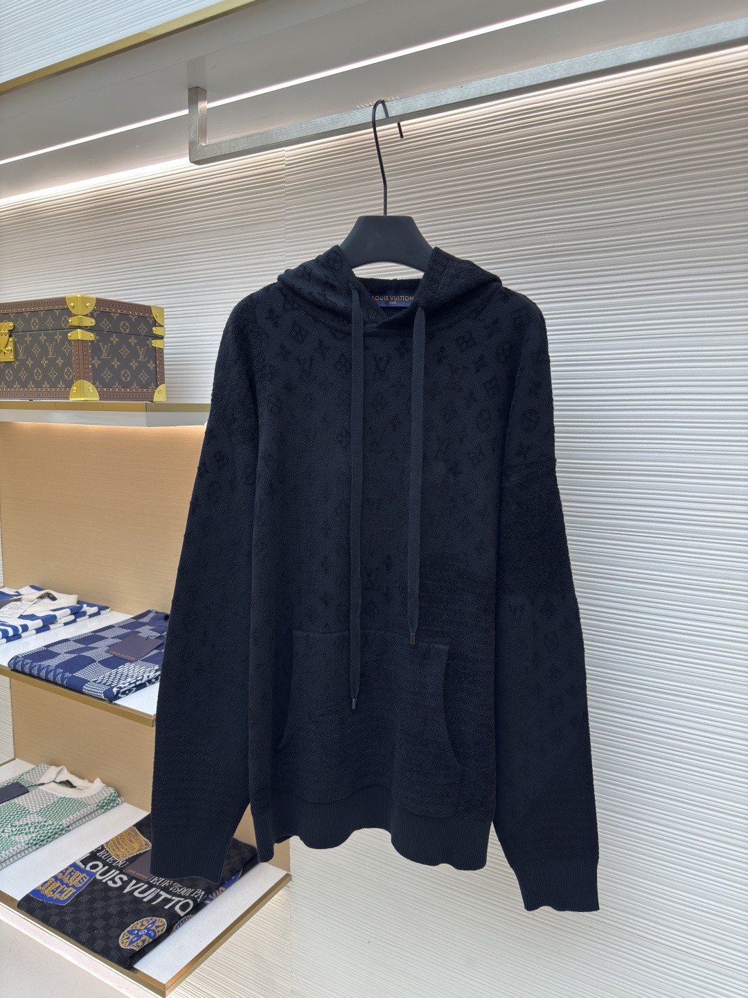 NO:637523,LOUIS VUITTON jacquard hooded long-sleeved sweatshirt ●Authentic product purchased for 14999 and developed ●Fine cotton gauze fabric ●Technical jacquard production ●Fit-fitting version ●Weight approximately 925 grams ●Size S-M-L-XL  ●Description: 40 counts of high-quality fine cotton yarn, 18 counts of rayon centipede loose yarn. Using Japanese imported Muratec 14 knitting machine, wool jacquard. Wool wash, customized 11 trademarks, loose version., consistent color without color difference. Can be matched with the same style to create a fashionable look, control various occasions, customized accessories, complete three standards, same style for men and women!  ,Louis Vuitton-clothing,louis vuitton,louis vuitton,hoodie,sweatshirts,hats,alexander wang19860909LOUIS VUITTON 提花连帽长袖卫衣 ●正品14999购入开发 ●面料精疏棉纱面料 ●工艺提花制作 ●版型合身版型 ●克重约925克 ●尺码S-M-L-XL ●描述40支高品精疏棉纱18支人棉蜈蚣松纱.采用日本进口机（Muratec）14针织机,毛料提花.毛料洗水,定制11商标,宽松版型.,颜色一致无色差 能与同款搭配营造时尚造型,驾驭各种场合,定制辅料,三标齐全,男女同款！,路易威登-服装,louis vuitton,louis vuitton,hoodie,sweatshirts,hats,alexander wang,Women's clothing