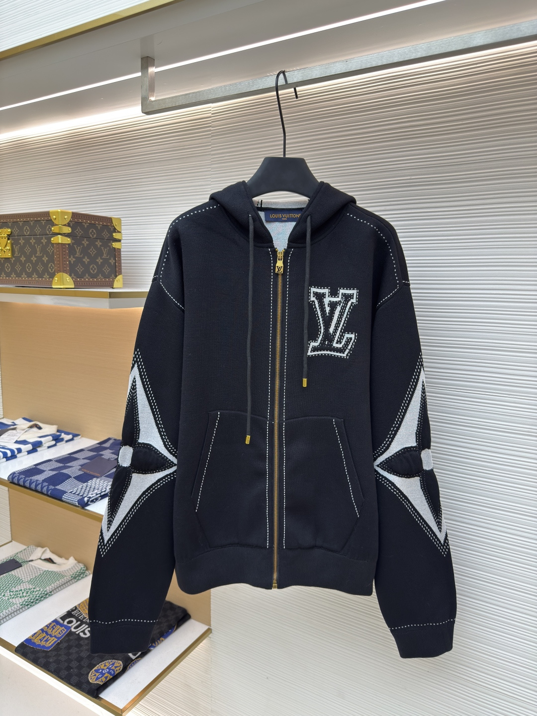 P245 LOUIS VUITTON 四叶草拉链外套 ●正品：18500购入开发 ●面料：精梳赛络纺纱 ●工艺：针织工艺 ●版型：合身版型 ●克重：约985克 ●尺码：S-M-L-XL ●描述：面料采用60支双股精梳赛络纺纱，由3条纱加捻…