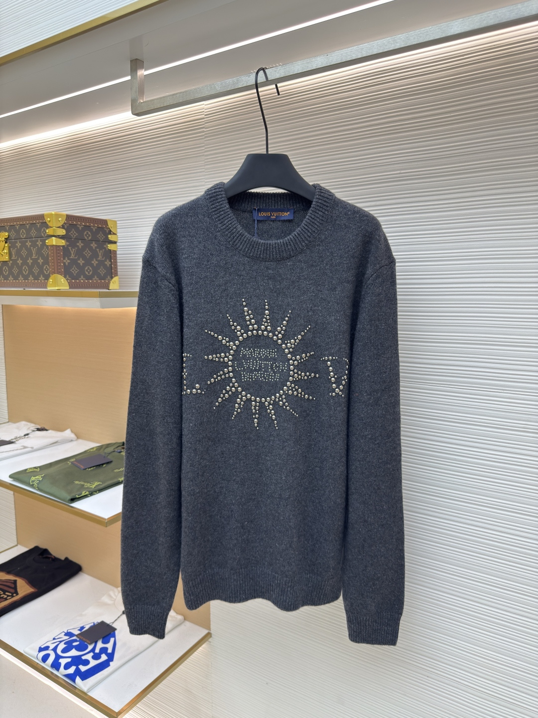 NO:637519,LOUIS VUITTON Sun-permed woolen sweater ●Authentic 16600 purchased and developed ●Item No. 1680608-B70 ●Fabric wool fabric ●Made with perm beads ●Fit-fitting version ●Weight approximately 840 grams ●Size S-M-L-XL  ●Description of high-quality goat hair for weaving. Woolen wool fabrics have very good thermal insulation properties. Due to the natural warmth of wool fibers, woolen wool fabrics can keep warm in cold winters. In addition, woolen wool fabrics have good breathability and will not feel stuffy even in humid environments. Secondly, woolen wool fabrics are soft and comfortable.  Very high; due to the natural softness of wool fibers, woolen wool fabrics feel very soft and are very comfortable to wear; and the texture of woolen wool fabrics is also very soft and will not irritate the skin. This hot drill is extremely heavy-duty, with 6 groups of beads of different sizes on it, so it is particularly easy to move. The overall workmanship is very complex, and the embroidery is added with heat-capacitive glue.  Gluing is required to ensure quality. The checkerboard pattern needs to be positioned so it is faster. Each process of the entire garment is slow and time-consuming. The overall wiring is straight and delicate, the fabric is comfortable and soft, and the color is consistent without color difference. It can be matched with the same style to create a fashionable look and control various occasions. Customized accessories, complete three standards, same style for men and women!  ,Louis Vuitton-clothing,louis vuitton,louis vuitton,alexander wang19860909LOUIS VUITTON 太阳烫珠毛织套头衫 ●正品16600购入开发 ●货号1680608-B70 ●面料羊毛面料 ●工艺烫珠制作 ●版型合身版型 ●克重约840克 ●尺码S-M-L-XL ●描述臻品山羊毛进行编织,粗纺羊毛面料的保暖性能非常好,由于羊毛纤维的天然保暖性,粗纺羊毛面料在寒冷的冬季也能保持温暖；此外,粗纺羊毛面料的透气性能也很好,即使在潮湿的环境下也不会感到闷热,其次,粗纺羊毛面料的柔软舒适度也很高；由于羊毛纤维的天然柔软性,粗纺羊毛面料的触感非常柔软,穿在身上非常舒适；还有就是粗纺羊毛面料的质地也非常柔软,不会刺激皮肤.这款烫钻极为重工,上面有6组不同大小的炮珠,所以特别容易走位,整体做工十分复杂,绣花加了热容胶 需烫胶 确保品质,棋盘格需要对位置 所以速度较,整件衣服的每一道工序都比较慢费时间,整体走线平直细腻,面料舒适柔软,颜色一致无色差 能与同款搭配营造时尚造型,驾驭各种场合,定制辅料,三标齐全,男女同款！,路易威登-服装,louis vuitton,louis vuitton,alexander wang,Women's clothing
